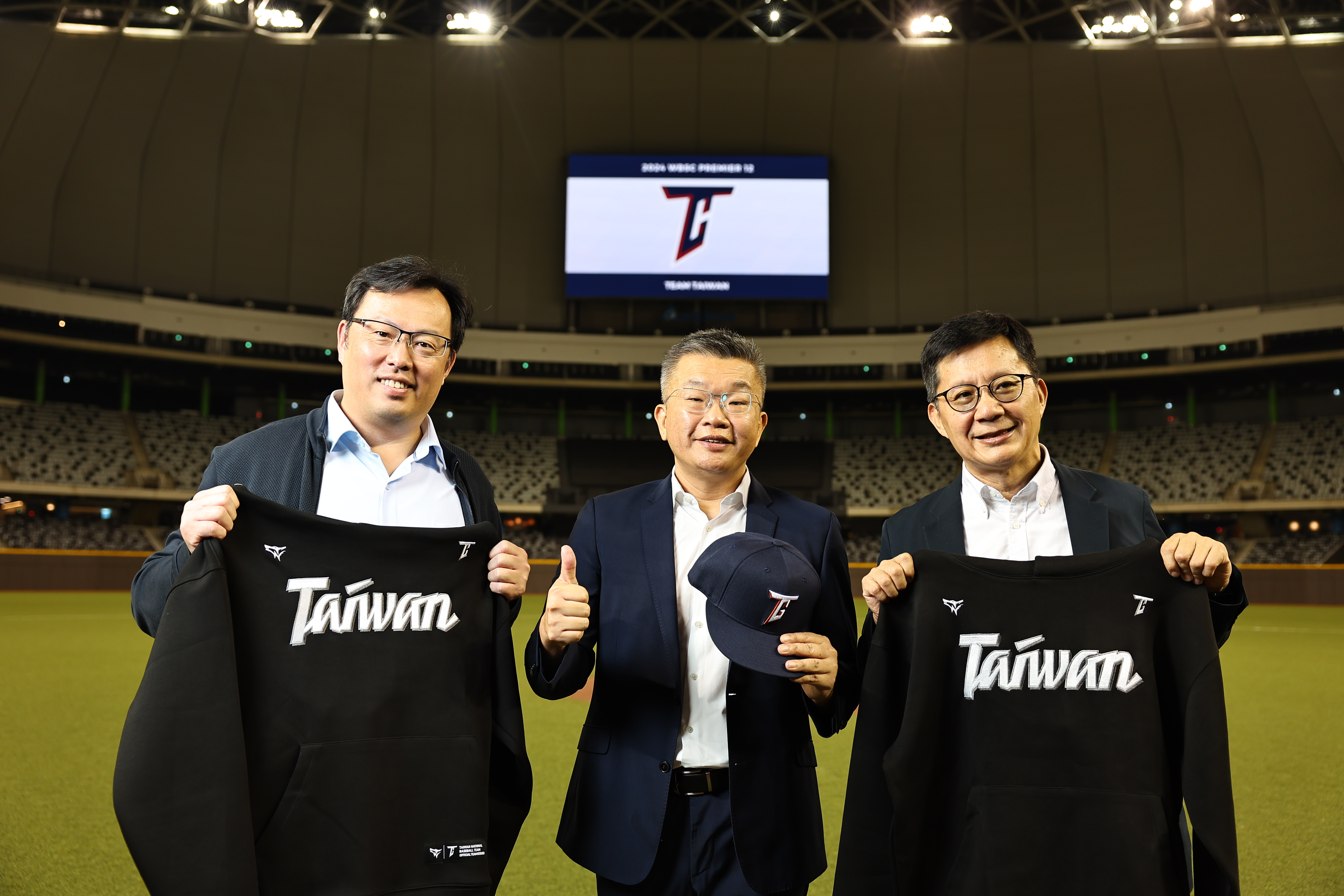 (圖)The Sports Administration (SA) fully assists Chinese Professional Baseball League with implementing the intelligence collection and training plan, encouraging players to show high morale and great ambition, and allowing Taiwan to achieve excellent results in the WBSC Premier 2024 12 Group B competition.(From left, Director-General of the SA Cheng Shih-chung, commissioner of the Chinese Professional Baseball League Tsai Chi-chang and Deputy Minister of Education Chang Liao Wan-chien).