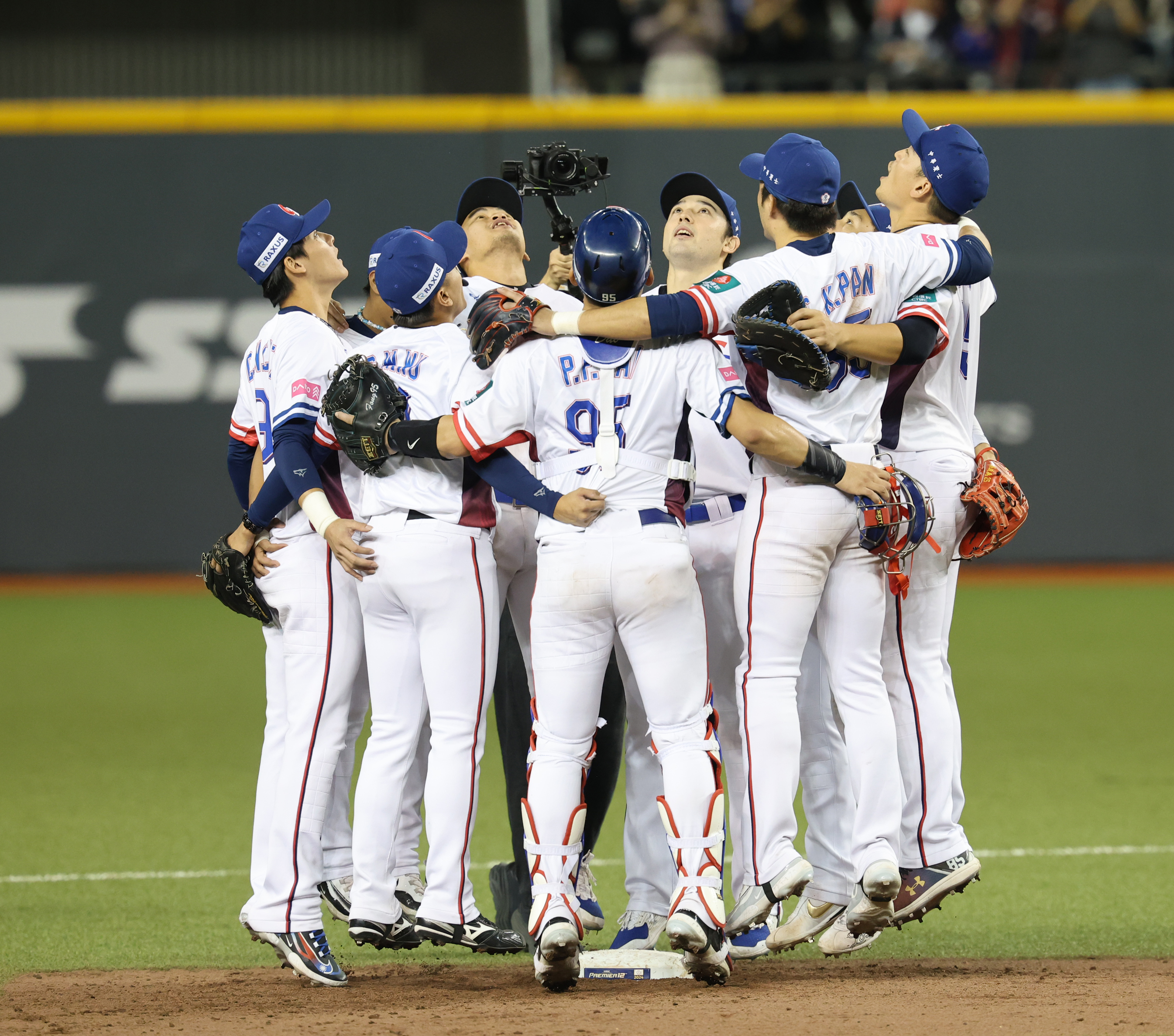 (圖)After winning the final of the WBSC Premier 2024 12, the Taiwan team players gathered on second base to celebrate.