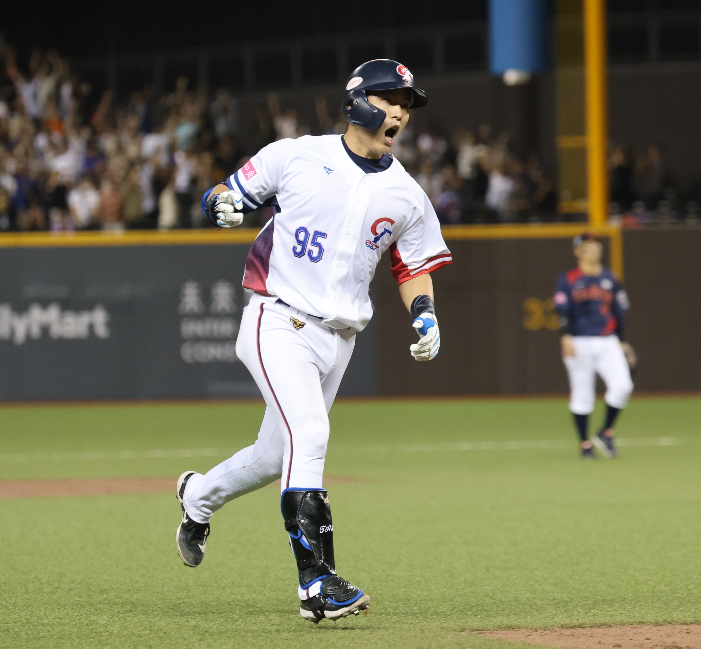 (圖)In the WBSC Premier 2024 12 Group B preliminaries against Japan, Tai Pei-feng hit a home run to score points for the Taiwan team.