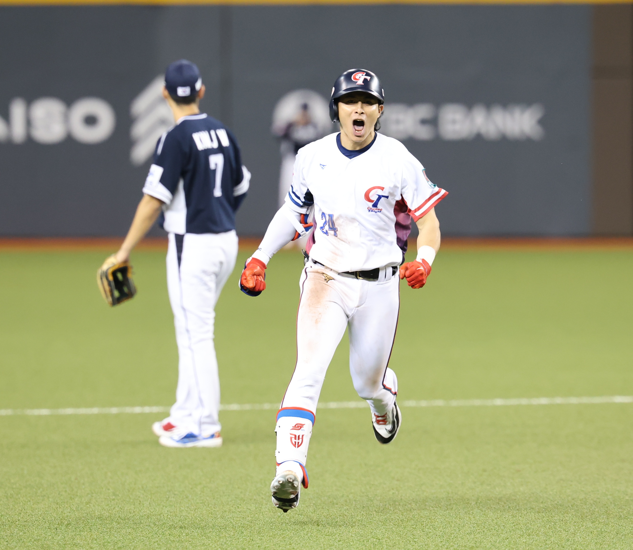 (圖)In the first game of the WBSC Premier 2024 12 Group B preliminaries against South Korea, captain Chen Chieh-hsien hit a two-run home run to expand the lead.