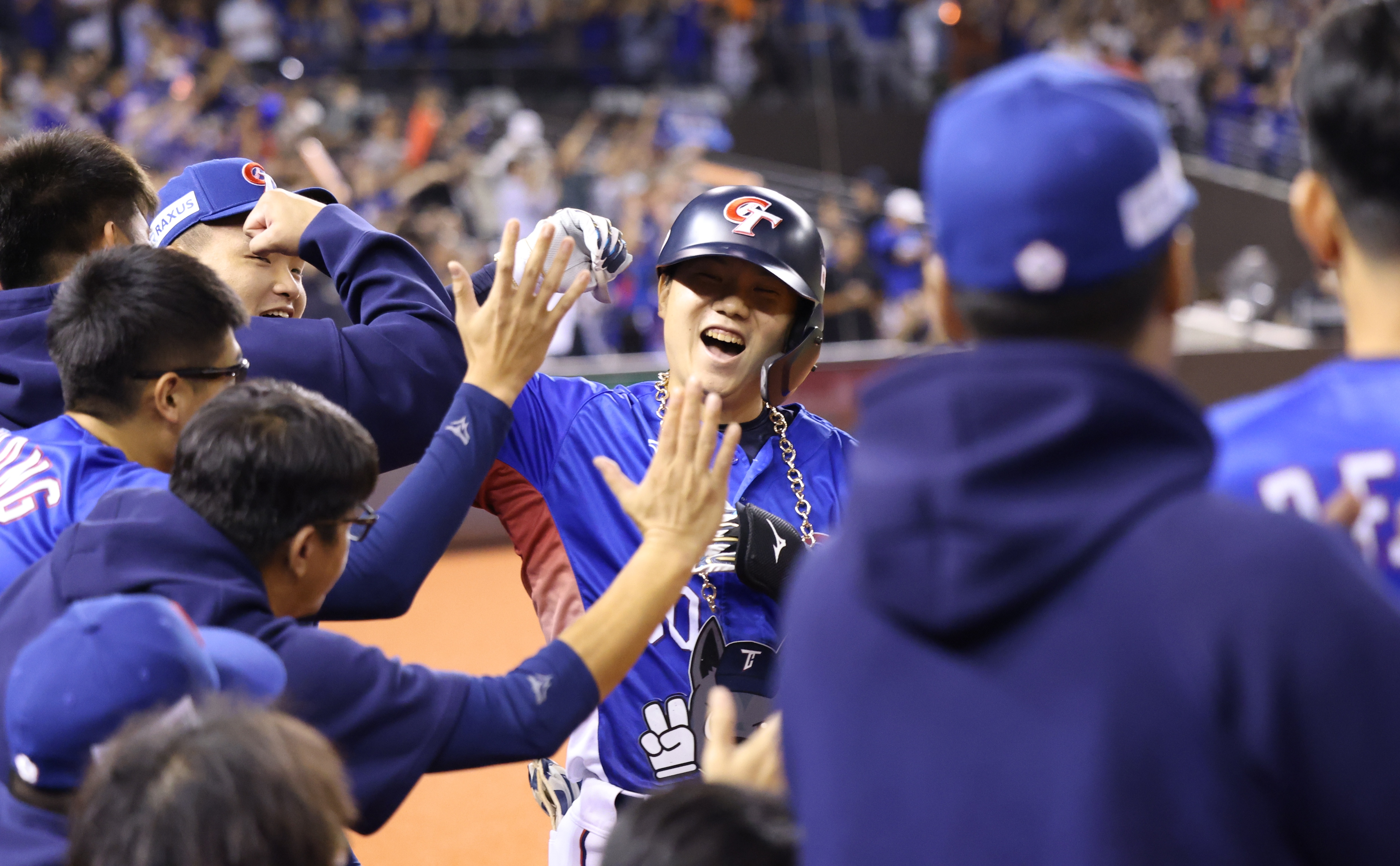 (圖)In the WBSC Premier 2024 12 Group B preliminaries against the Dominican Republic, Chiang Kun-yu hit a home run to give the Taiwan team the lead.