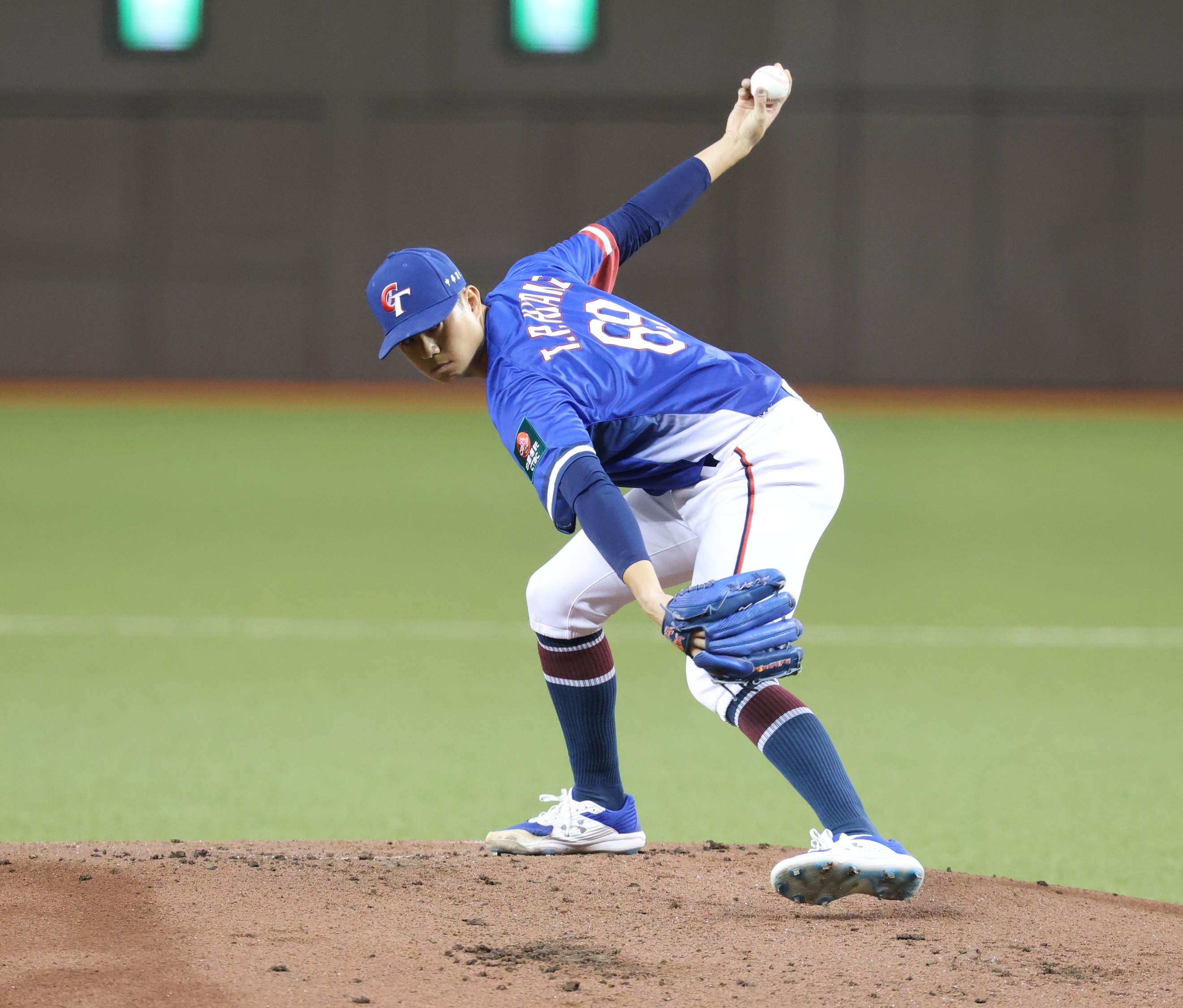 (圖)In the WBSC Premier 12 Group B preliminaries against the Dominican Republic in 2024, the game turned into a pitching duel, with Chinese Taipei securing the victory thanks to a dominant performance by starter Huang Tzu-Peng, who delivered six no-hit innings.