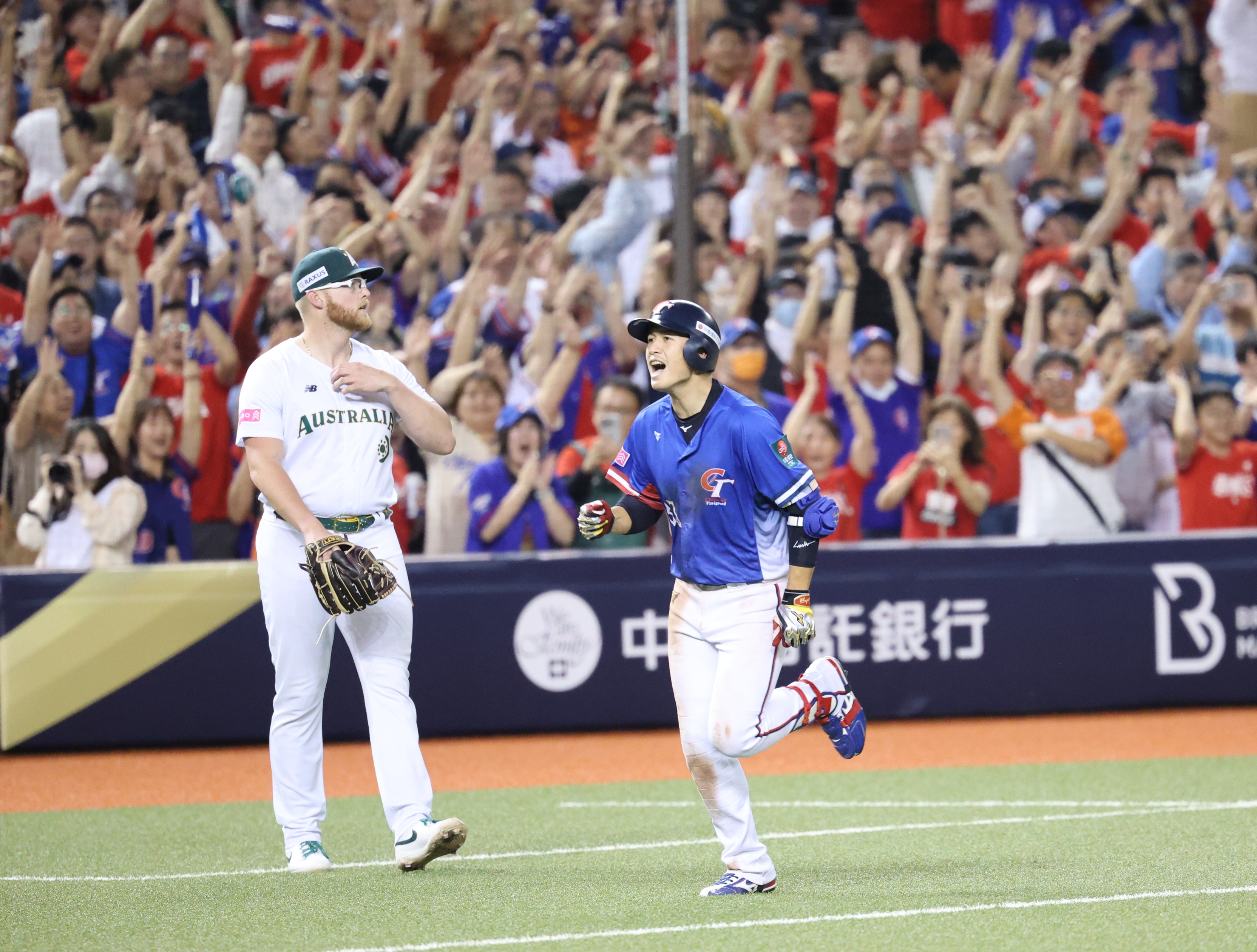 (圖)In the WBSC Premier 2024 12 Group B preliminaries against Australia, Lin Li hit a three-point home run to expand the lead.