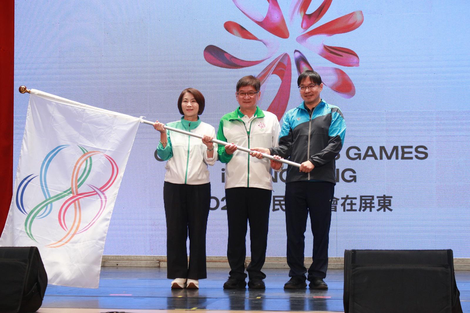 (圖)Deputy Director-General of the Sports Administration Hung Chih-chang (center) attended the closing ceremony of the 2024 Citizens Sports Games and witnessed the handing of the flag by Pingtung County Magistrate Chou Chun-mi (left) to Secretary-General Wen Dai-hsin (right), representative of Taoyuan City Government, the next host county.