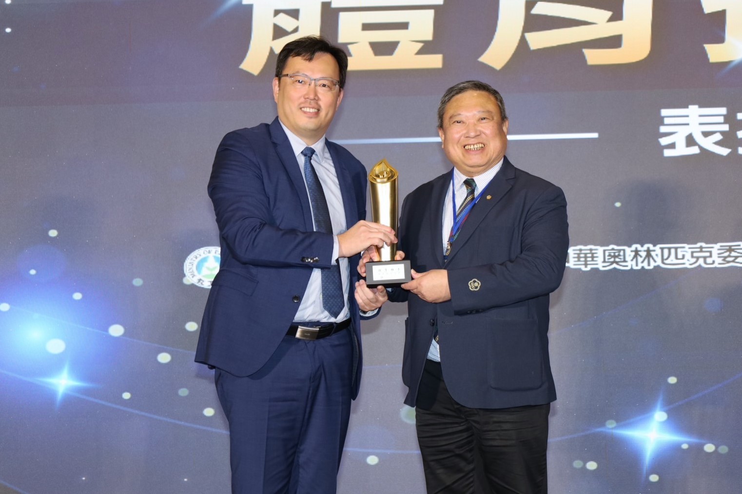 (圖)Director-General of the Sports Administration Cheng Shih-chung (left) presented the Gold Award trophy in the promotion category to Chinese Taipei Olympic Committee President Lin Hong-dow (right).