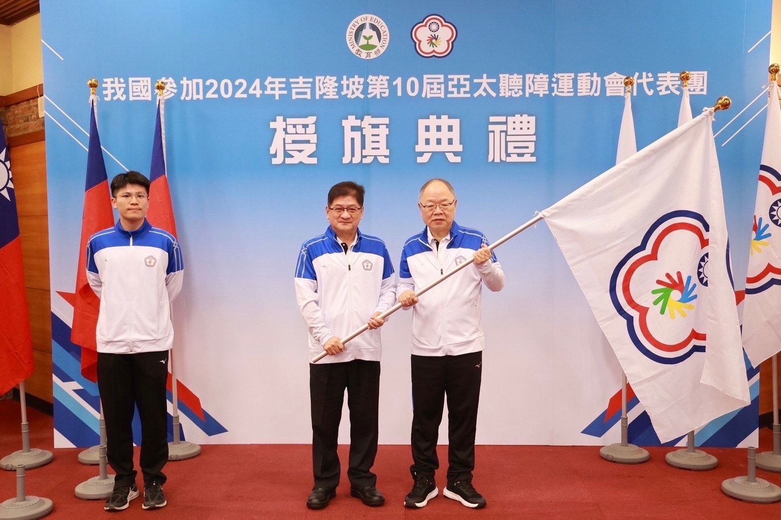 (圖)Deputy Director-General of the Sports Administration, Hung Chih-chang, personally presented the flag to the Taiwan delegation for the 