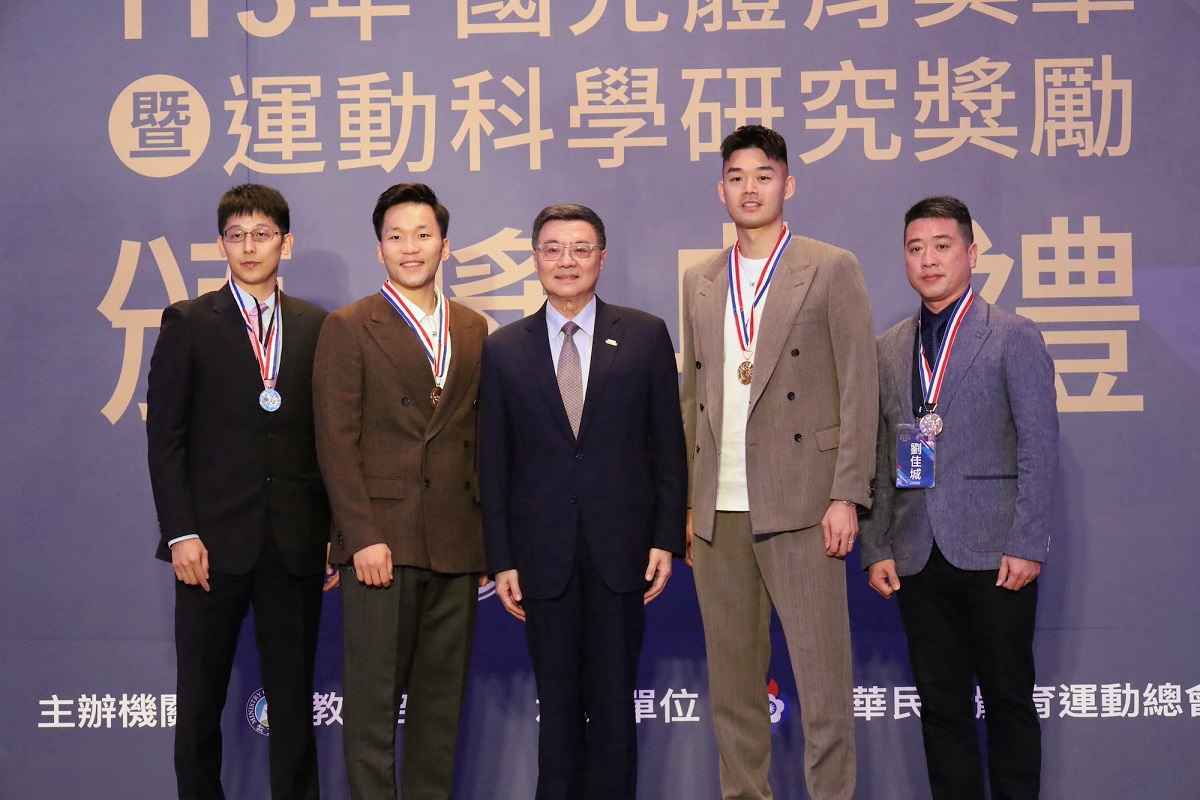 (圖)Premier Cho Jung-tai (center) personally awarded the first-class Guo Guang Athletic Medal to the 2024 Paris Olympic badminton gold medal men's doubles winners and coaches. (left to right: coach Chen Hung-ling, player Lee Yang, Premier Cho Jung-tai, player Wang Chi-lin, coach Liu Chia-cheng )