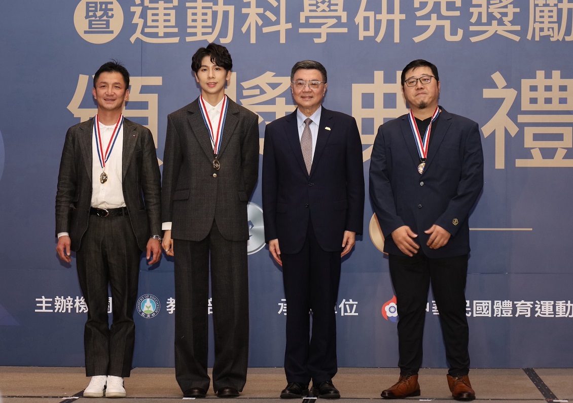 (圖)Premier Cho Jung-tai (2nd from right) awarded the first-class Guo Guang Athletic Medal to 2024 Paris Olympic boxing gold medalist Lin Yu-ting (2nd from left), coach Tseng Tzu-chiang (left), and coach Liu Chung-tai (right).