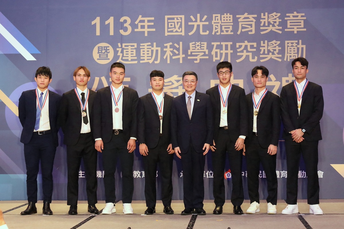 (圖)The WBSC Premier 12 winning team members were awarded the second-class Guo Guang Athletic Medal by Premier Cho Jung-tai, and the medals were received by seven players in attendance (left to right: Chen Kuan-yu, Chang Yi, Chen Bai-ching, Wang Chih-hsuan, Premier Cho, Chuang Hsin-yan, Li Kai-wei, Pan Chieh-kai).