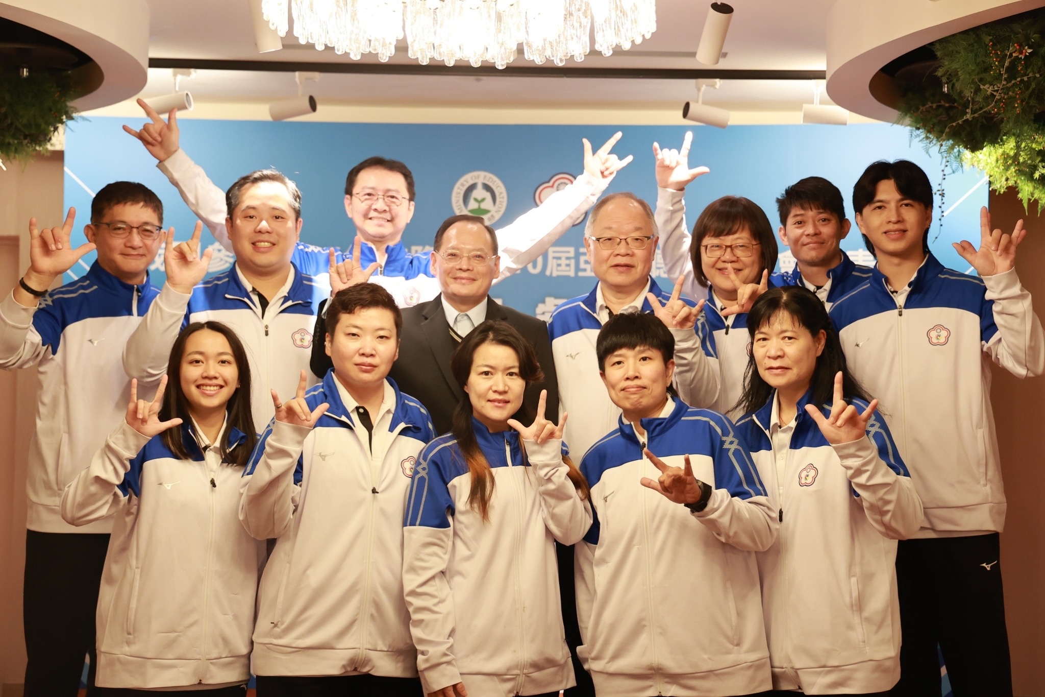 (圖)Director Lu Hung-ching of the Sports For All Division of the Sports Administration (4th from left, back row) in a group photo with Chao Yu-ping (4th from right, back row), Delegation Leader and General Manager of Taiwan’s Asia Pacific Deaf Games in Kuala Lumpur, delegation and the bowling team.