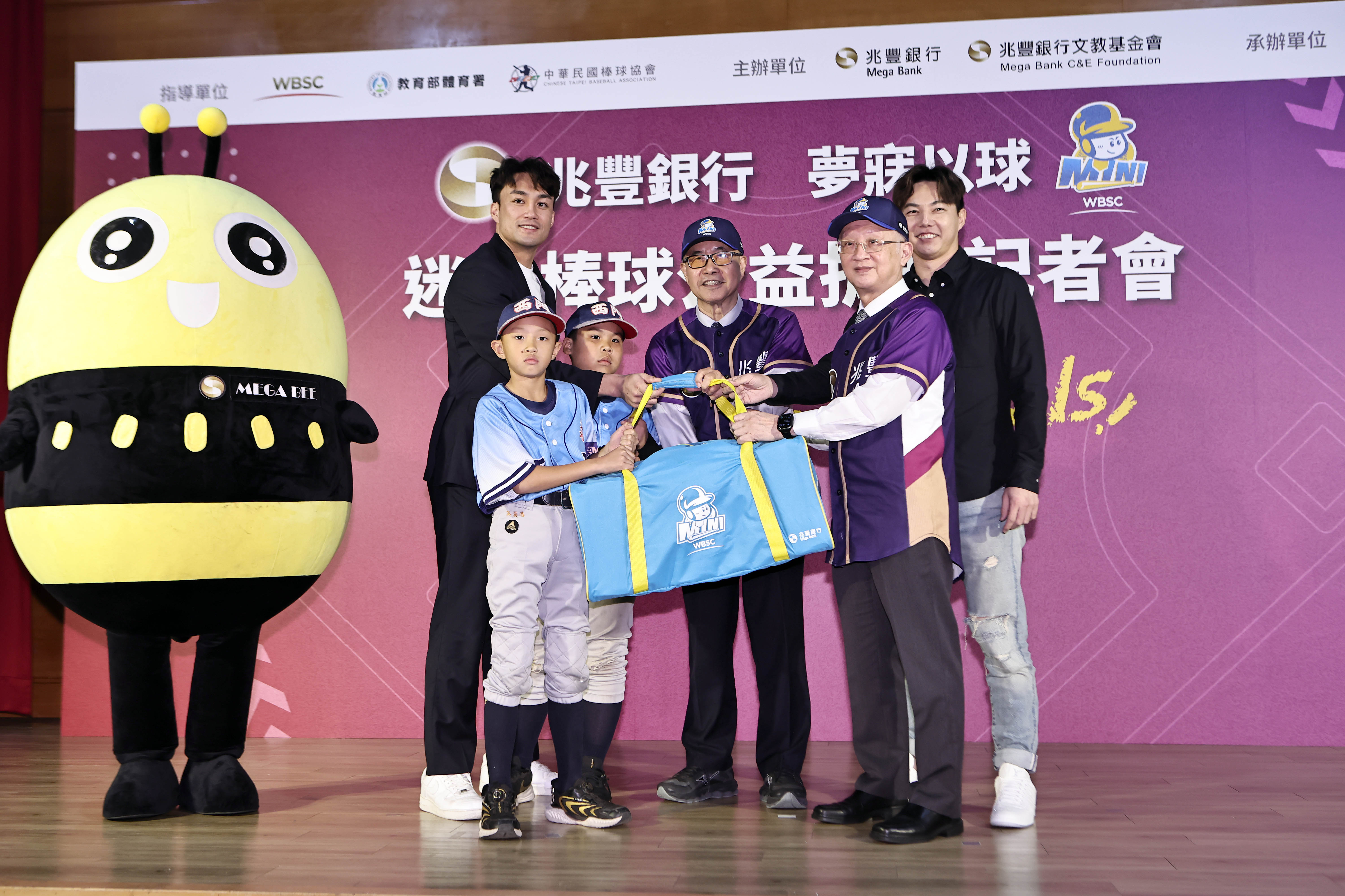 (圖)Mega Bank will donate mini baseball equipment to 1,300 primary schools in Taiwan in the next two years. Player representatives from Hsinchu City Ximen Elementary School Little League team accepted the equipment. They hope that through this dream-realization project, baseball will be promoted to rural areas. [World Premier 12 national teamplayer Pan Chieh-kai (left), Minister of Education Cheng Ying-yao (3rd from right), Mega Bank Chairman Dong Rui-bin (2nd from right), World Premier 12 national team player Kuo Chun-lin (right)]