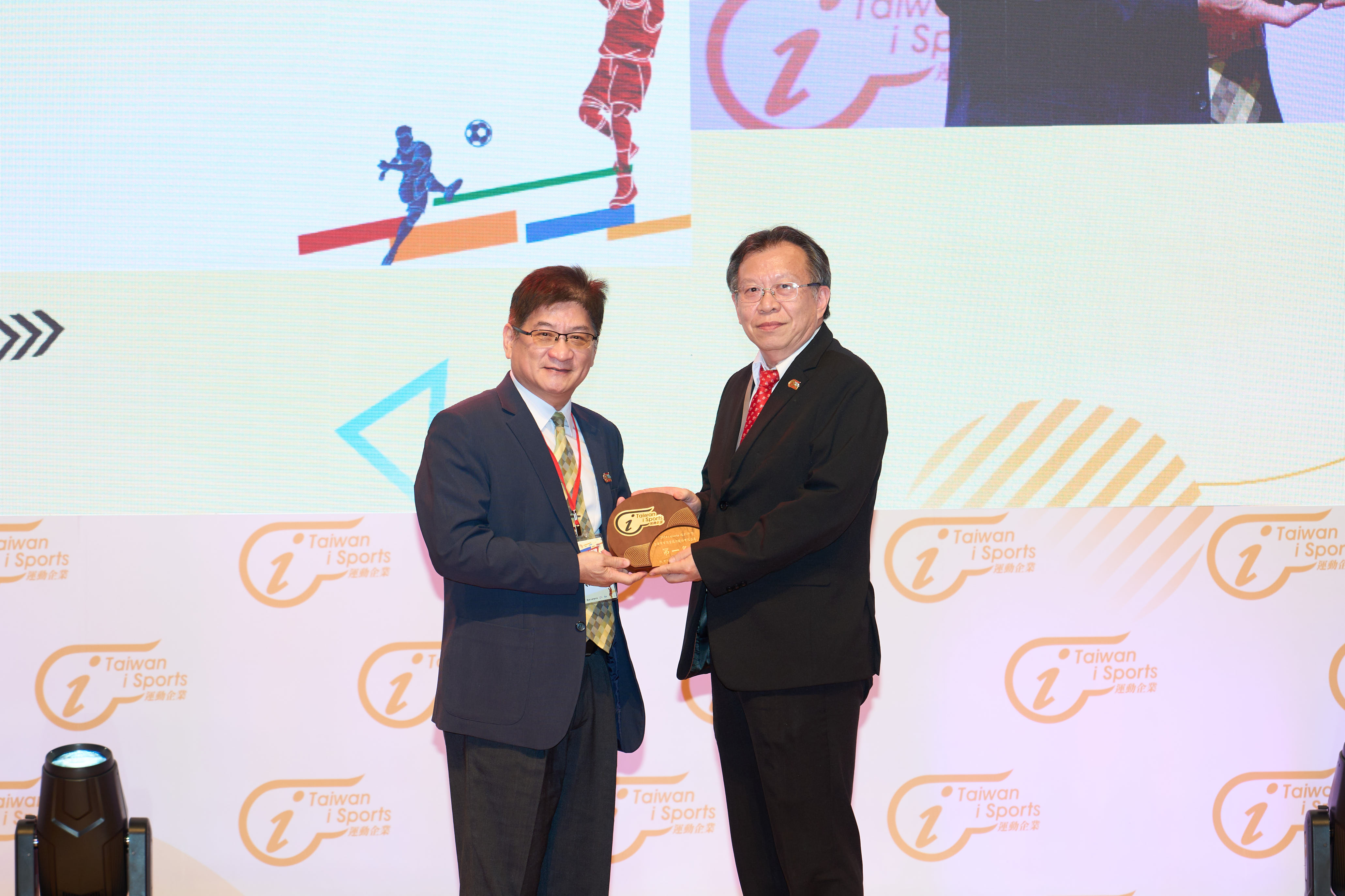 (圖)Deputy Director-general of the Sports Administration Hung Chih-chang (left) presented the trophy to Shanghai Commercial & Savings Bank Ltd. for its first place in the Sports Calendar Ecosystem Points Competition.