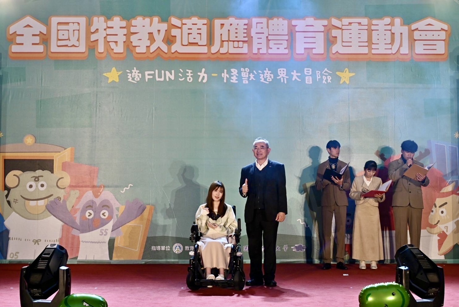 (圖)The National Special Education Adapted Sports Games invited many artists and Internet celebrities to respond to the event. “Wheelchair girl” Sherry (left) spares no effort in promoting disability sports and was awarded a certificate of appreciation. It was presented by Lu Chung-jen (right), Chief Secretary of the Sports Administration).