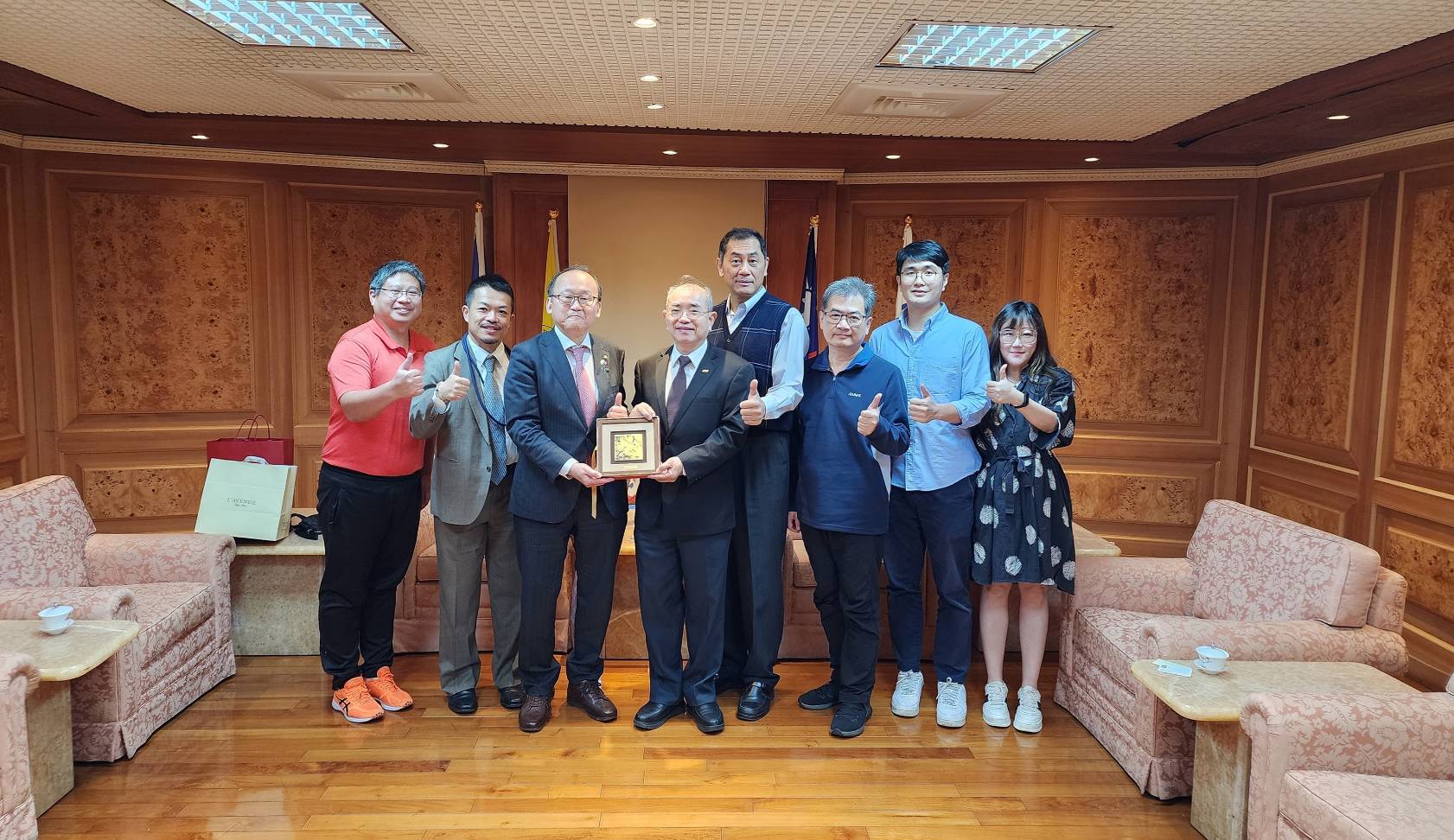 (圖)Two distinguished guests including Kenichi Mikitani (3rd from left), vice president of Rakuten Vissel Kobe, champions of the Japan Professional Football League, visited our office and were received by Chief Secretary Lu Chung-jen (5th from right).