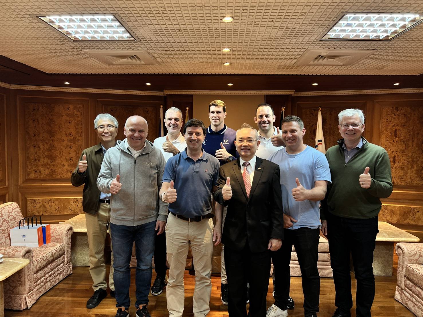 (圖)Eight distinguished guests including Mr. Lopes (2nd from left in the front row), Executive Committee member of the International University Sports Federation (FISU), visited our office and were received by Chief Secretary Lu Chung-jen (right, the front row).