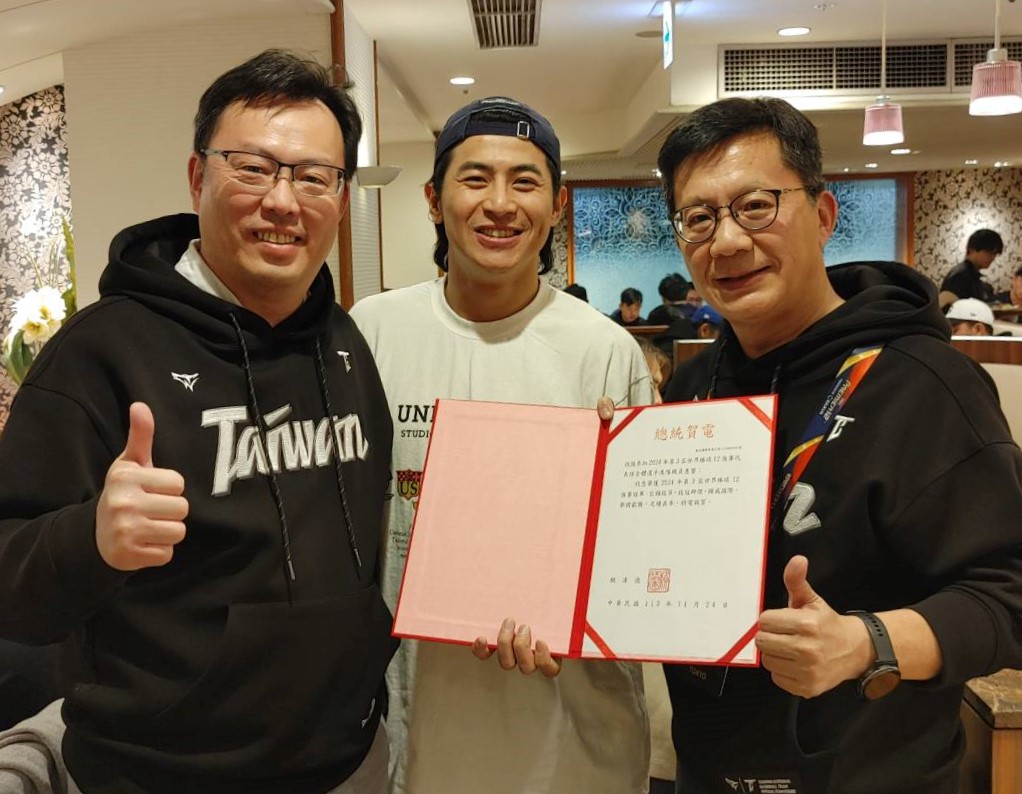 (圖)After President Lai Ching-te learned of the victory of the Taiwan team, he immediately sent a congratulatory message. Deputy Minister of Education Chang-Liao Wan-chien (right) and Director-General of the Sports Administration Cheng Shih-chung (left) jointly presented the message to captain Chen Chieh-hsien (center), who received it on behalf of the team.