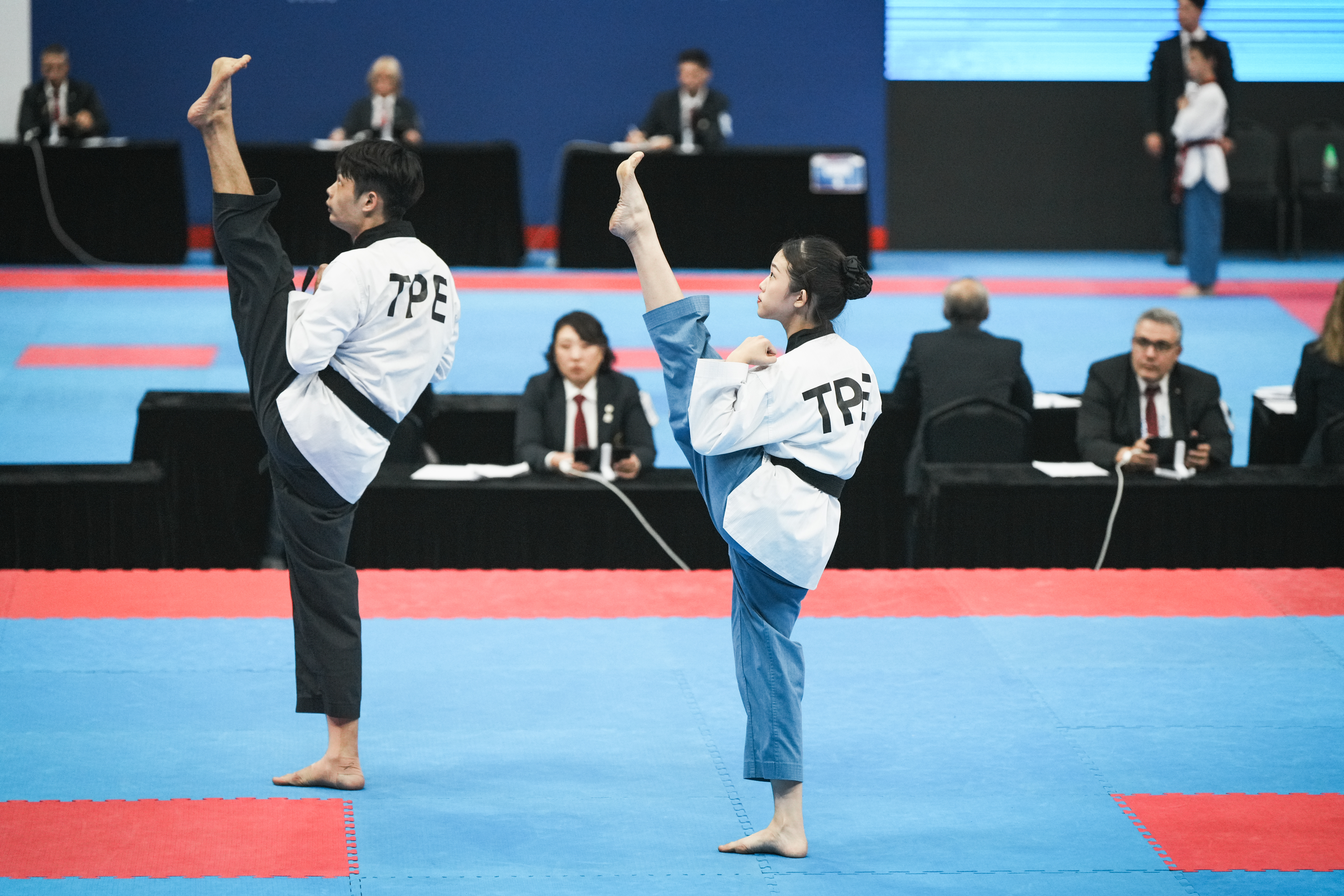 (圖)Tsai He-hsuan (left) and Wu Ting-yu (right) participated in the 2024 World Taekwondo Poomsae Championships and won the recognized Poomsae U30 Pairing Team event. (Provided by the Chinese Taipei Taekwondo Association)