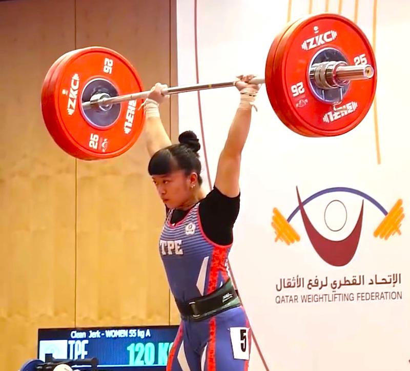 (圖)Chen Guan-ling won the gold medal in the 55kg women's category at the Asian Youth and Junior Weightlifting Championships. (provided by the Chinese Taipei Weightlifting Association)