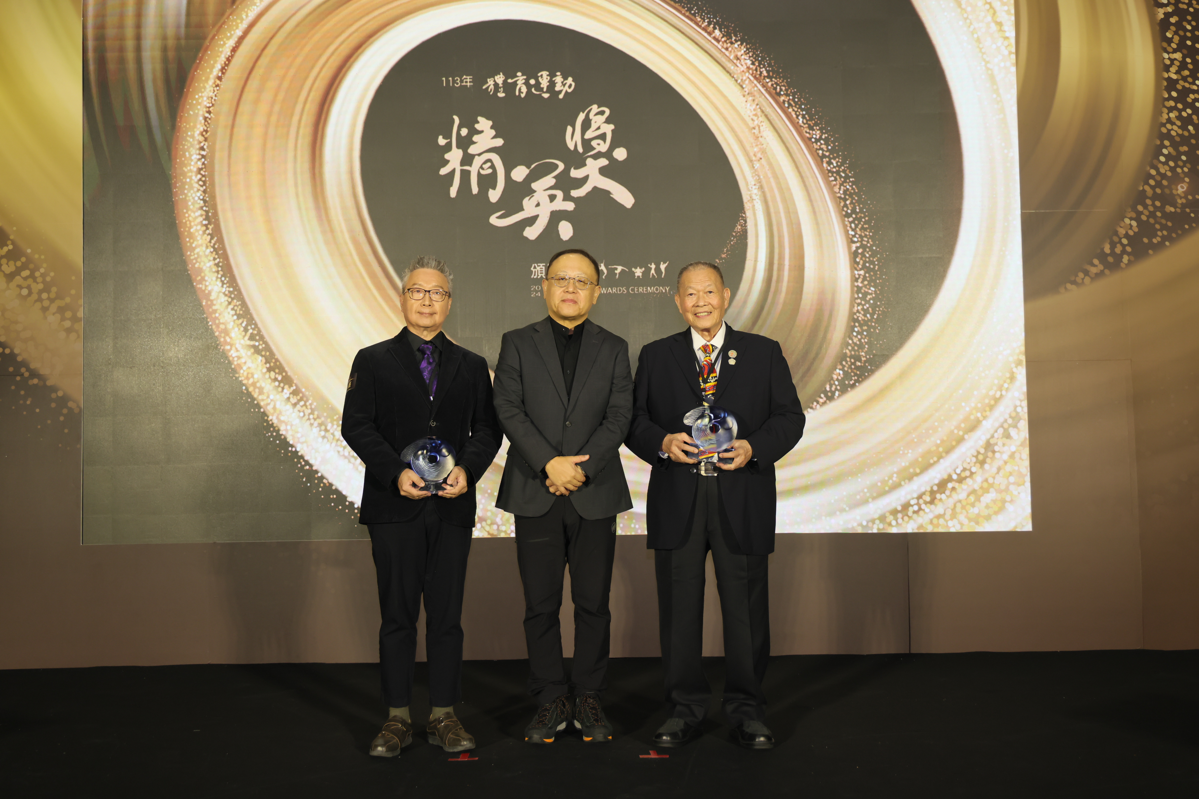 (圖)Minister Without Portfolio Shih Che (center) presented the Sports Elite Awards Lifetime Achievement Award to Mr. Lee Wu-nan (right), thanking him for his long-term contribution and dedication to Taiwan's boxing; and presented the Elite Sports Awards Special Award to Sun Chen whose father, Mr. Sun Ding-ping (left), received the award on his behalf. The award recognized Sun Chen for writing a new page in the history of Taiwanese break dance.
