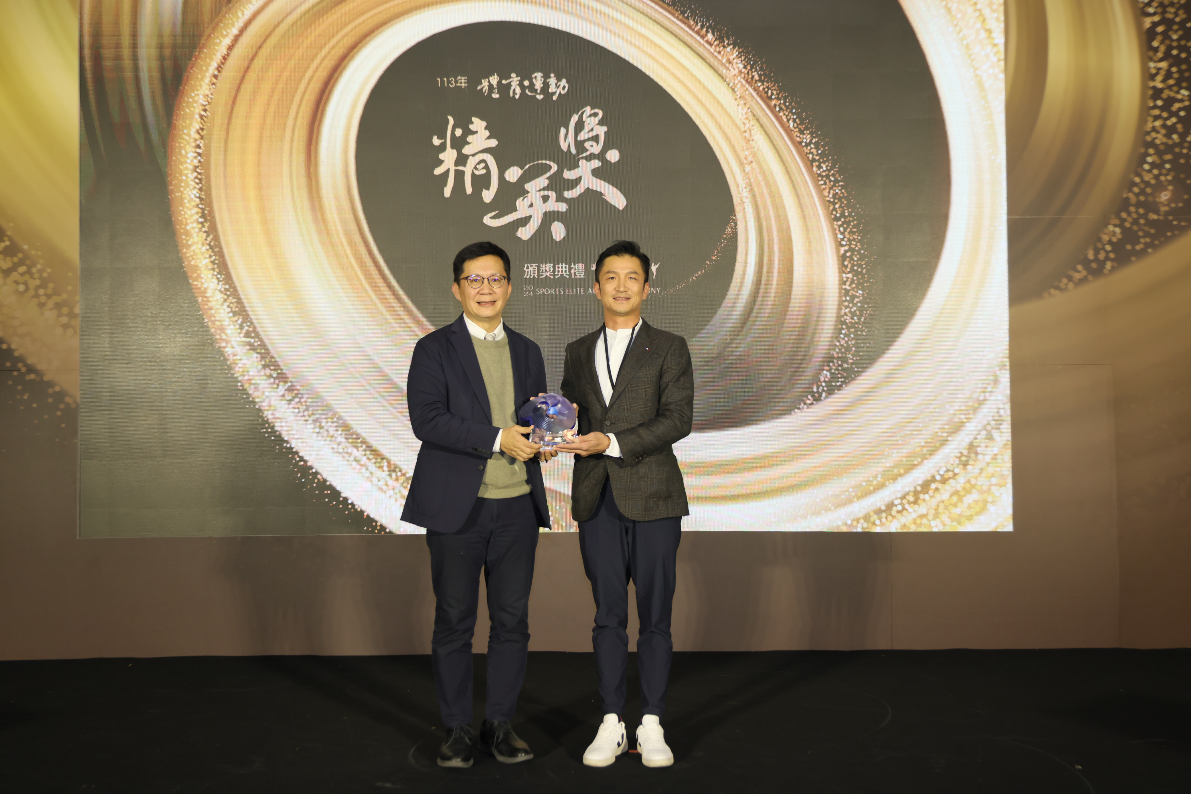(圖)Deputy Minister of Education Chang Liao Wan-jian (left) presented the Elite Sports Awards Best Coach Award to coach Tseng Tzu-chiang (right).