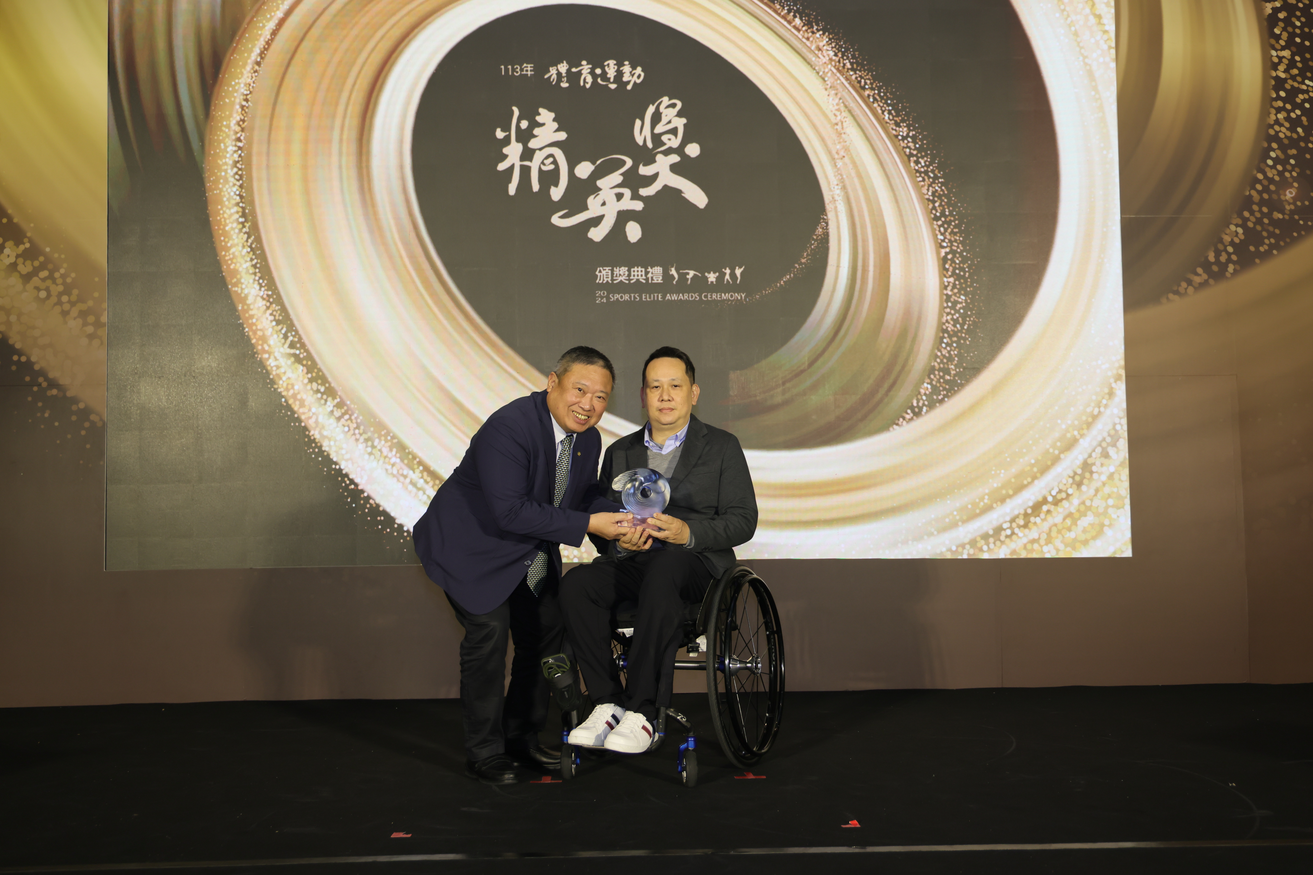(圖)President of the Chinese Taipei Olympic Committee Lin Hong-dow (left) presented the Elite Sports Award for Best Sportsmanship to Cheng Ming-chih (right).
