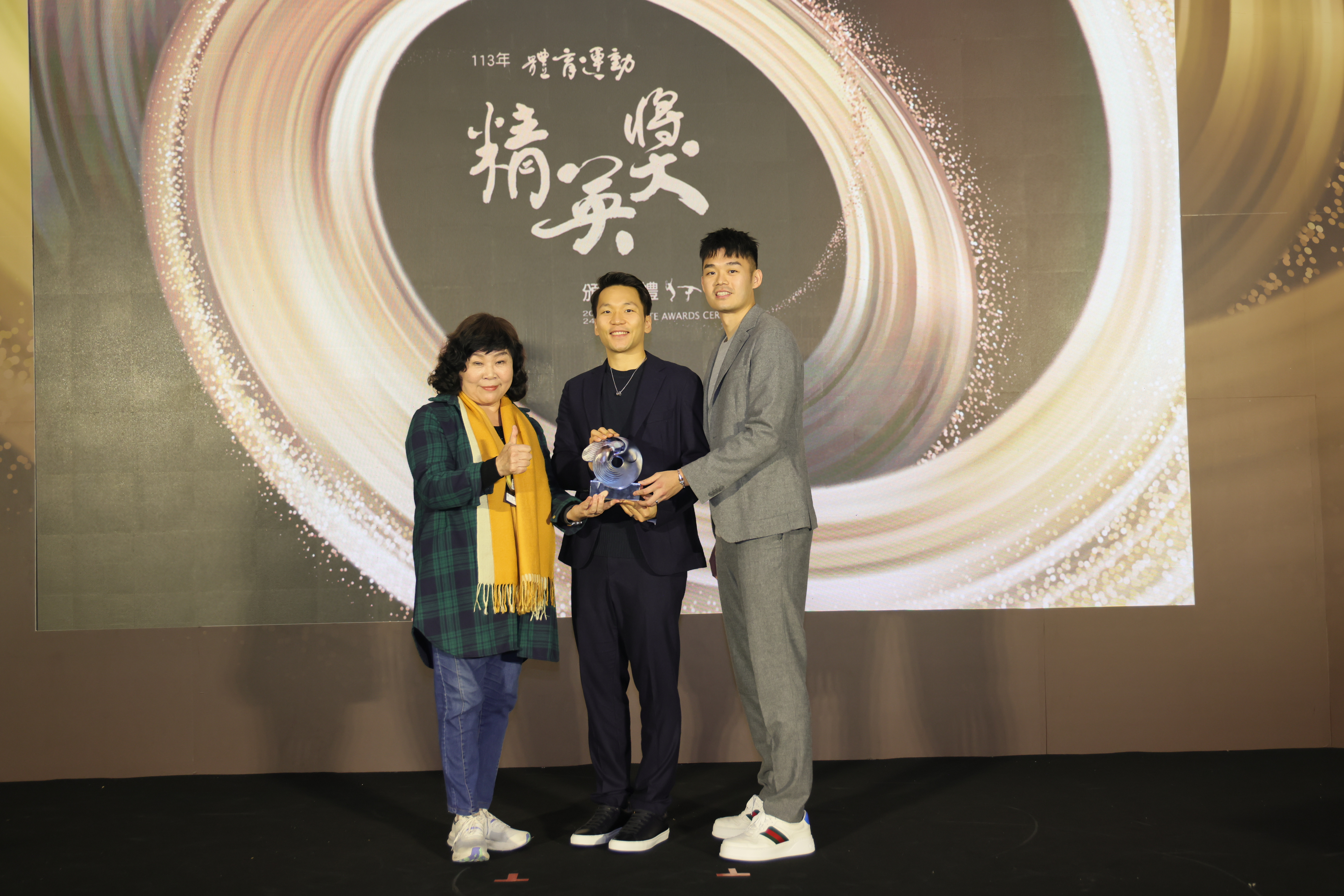 (圖)President Mu Min-chu of the Chinese Taipei Paralympic Federation (left) presented the Elite Sports Award for Best Sports Team to Paris Olympic badminton gold men’s doubles winners Lee Yang (center) and Wang Chi-lin (right).