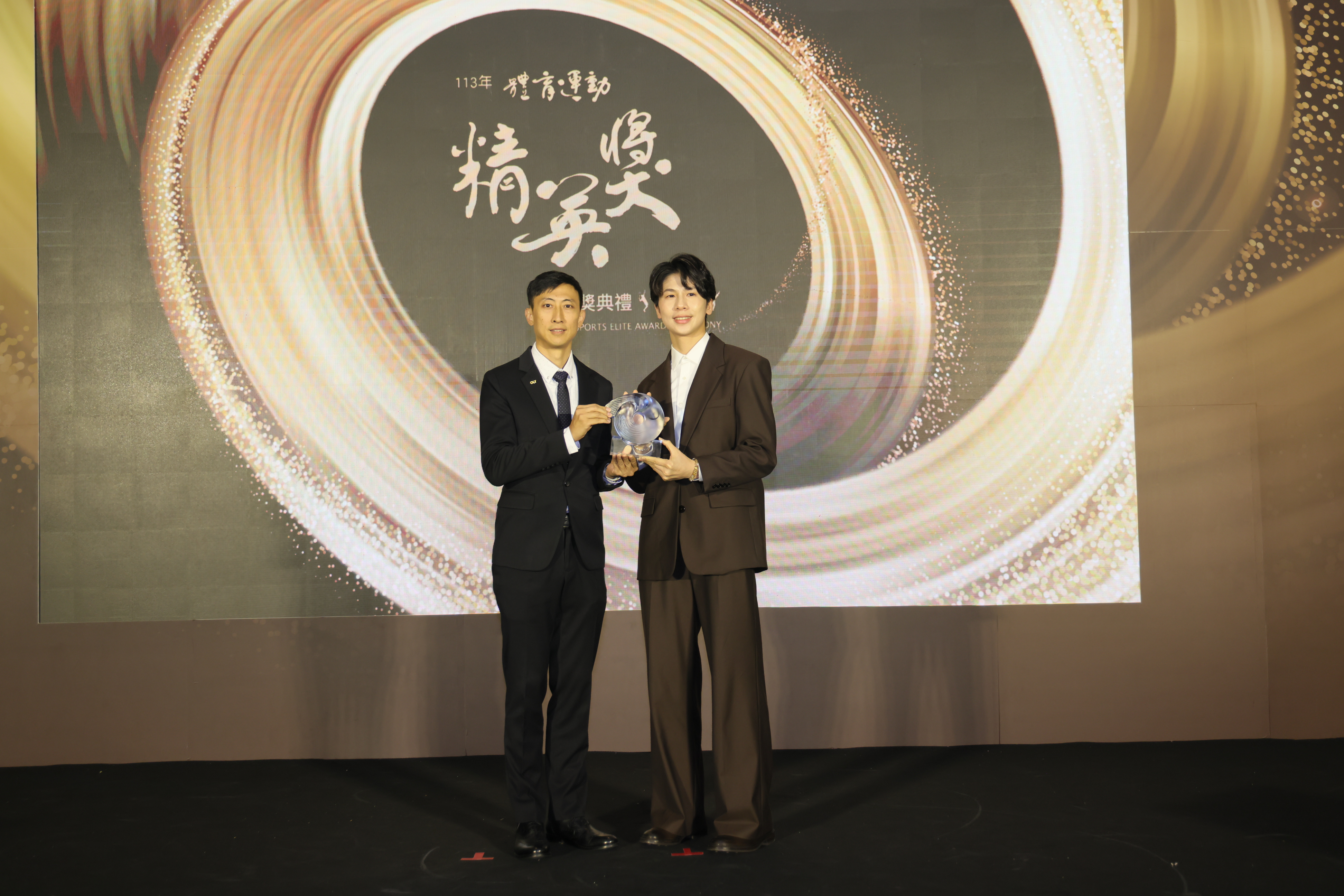 (圖)Athens Olympic Taekwondo gold medalist Chu Mu-yen (left) presents the Elite Sports Award for Best Female Athlete to Paris Olympic boxing gold medalist Lin Yu-ting (right).