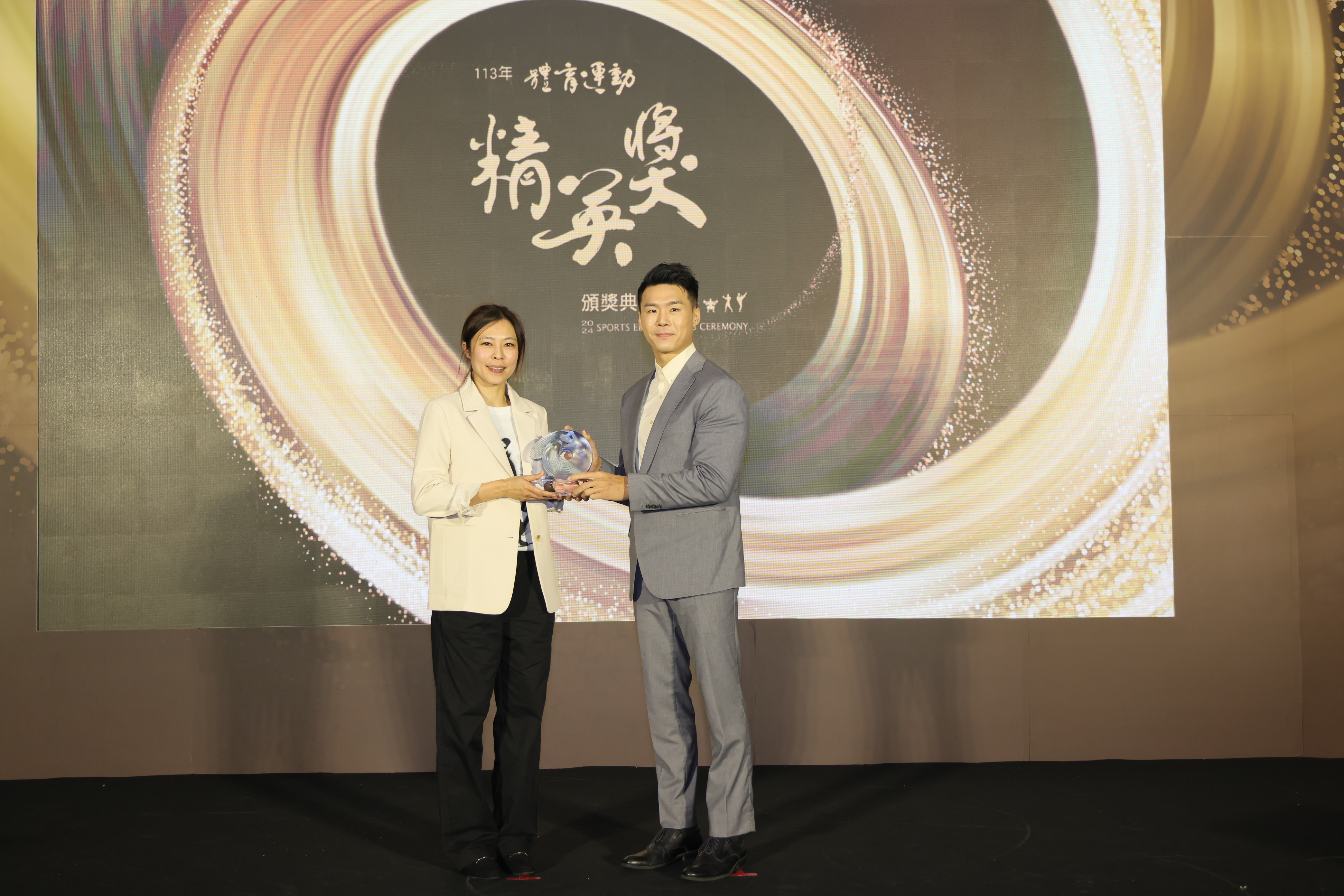 (圖)Athens Olympic Taekwondo gold medalist Chen Shih-hsin (left) presented the Elite Sports Award for Best Male Athlete to Tang Chia-hung (right).