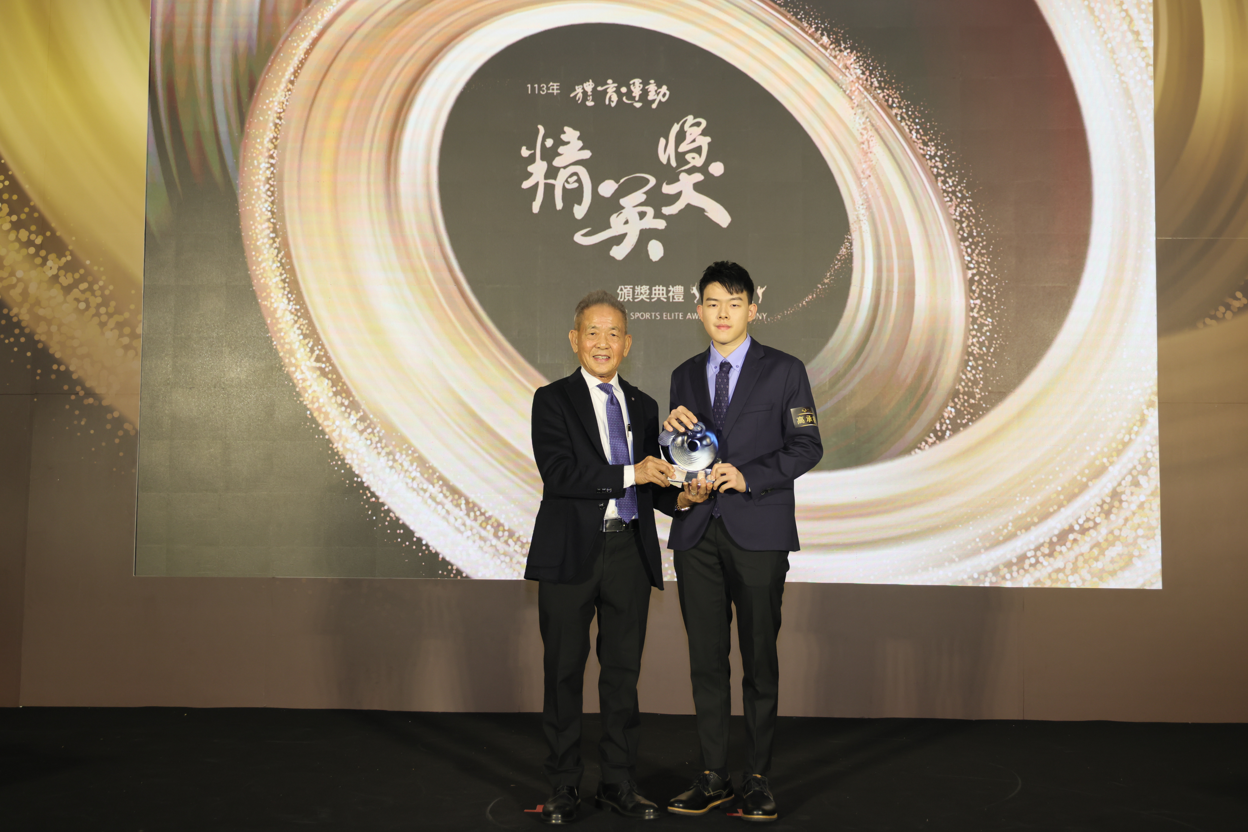 (圖)President Yeh Chen-yen of the Republic of China Sports Federation (left) presented the Elite Award for Best Rookie Athlete to table tennis player Kao Cheng-jui (right).