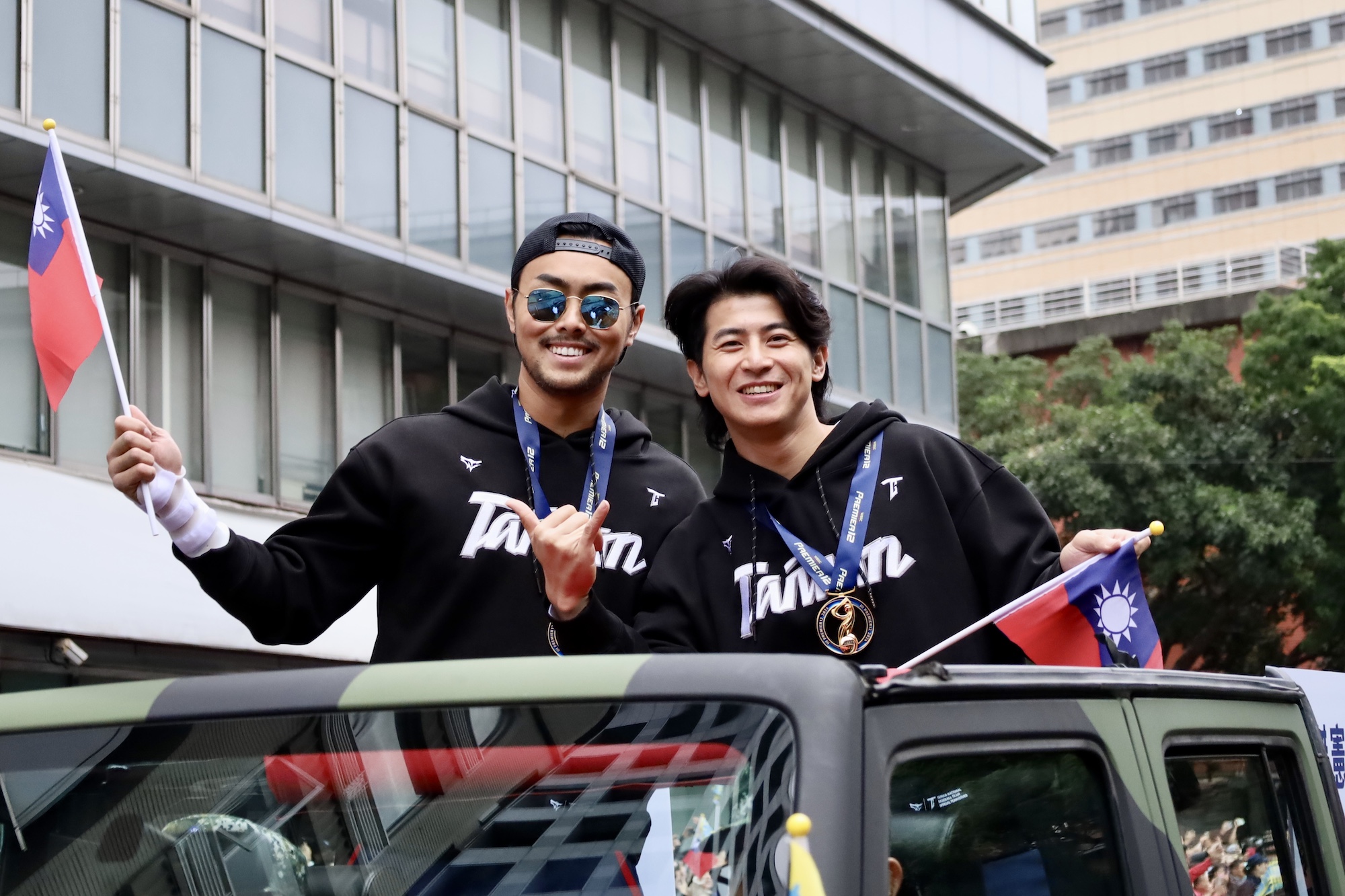 (圖)Captain Chen Chieh-hsien (right) and catcher Lin Chia-cheng (left) of the WBSC Premier 12 2024 baseball championship Taiwan national team wave national flags to the crowd and make the 