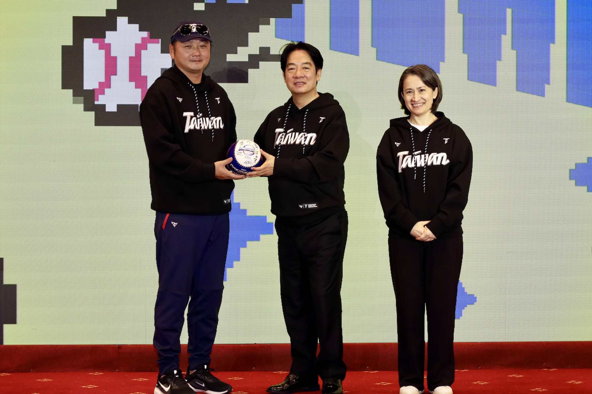 (圖)Head coach Tseng Hao-jiu (left) of the WBSC Premier 12 2024 Taiwan national team presented balls signed by all team members to President Lai Ching-te (center) and Vice President Hsiao Bi-khim (right).