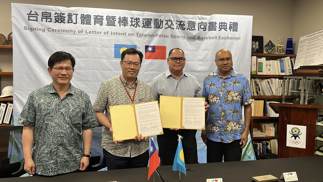 (圖)SA Director-General Cheng Shih-chung (2nd from left) and Palau National Olympic Games President Frank Kyota (2nd from right) signed the Letter of Intent on Taiwan-Palau Baseball Exchange. Taiwan’s Minister of Foreign Affairs Lin Chia-lung (left) and Palau Minister of Human Resources, Culture, Tourism and Development Ngirai Tmetuchl (right) witnessed the signing.