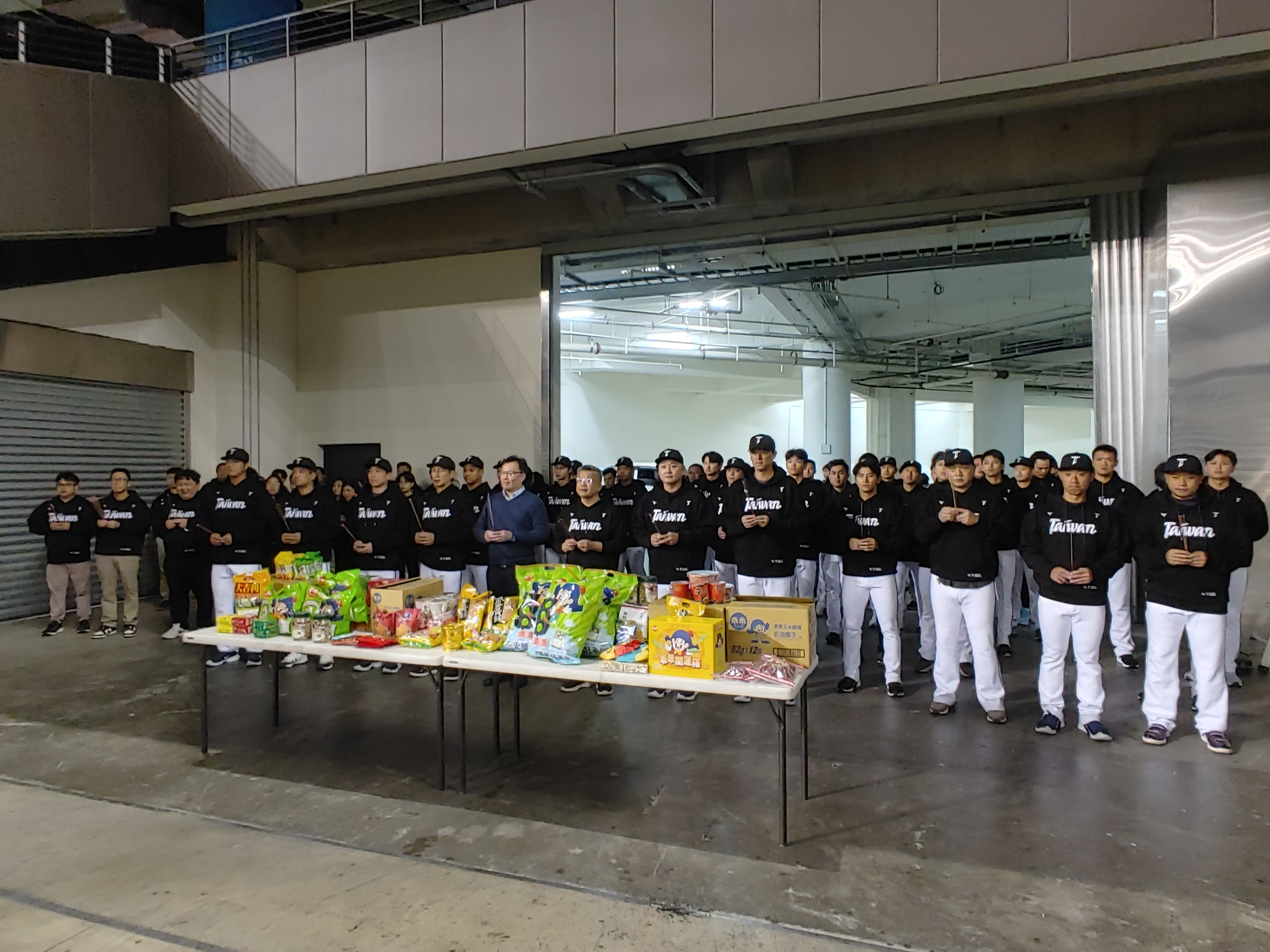 (圖)Director General of the SA Cheng Shih-chung and President  of the Chinese Professional Baseball League Tsai Chi-chang, joined with members of the Chinese Taipei team preparing for the World Baseball Classic 2025 Qualifiers, held incense and prayed for smooth training and participation in the tournament.