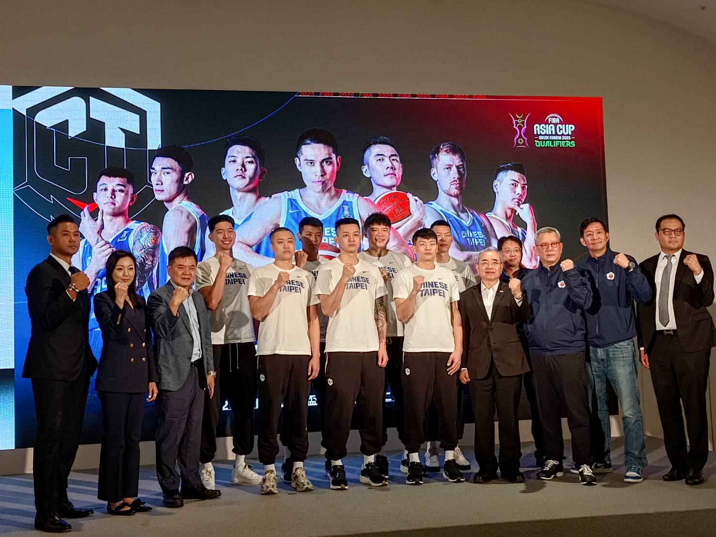 (圖)SA Chief Secretary Lu Chung-jen (second from the right in the front row), attended the pre-race press conference for the “2025 FIBA Asia Cup Qualifiers Second Round Playoff.
