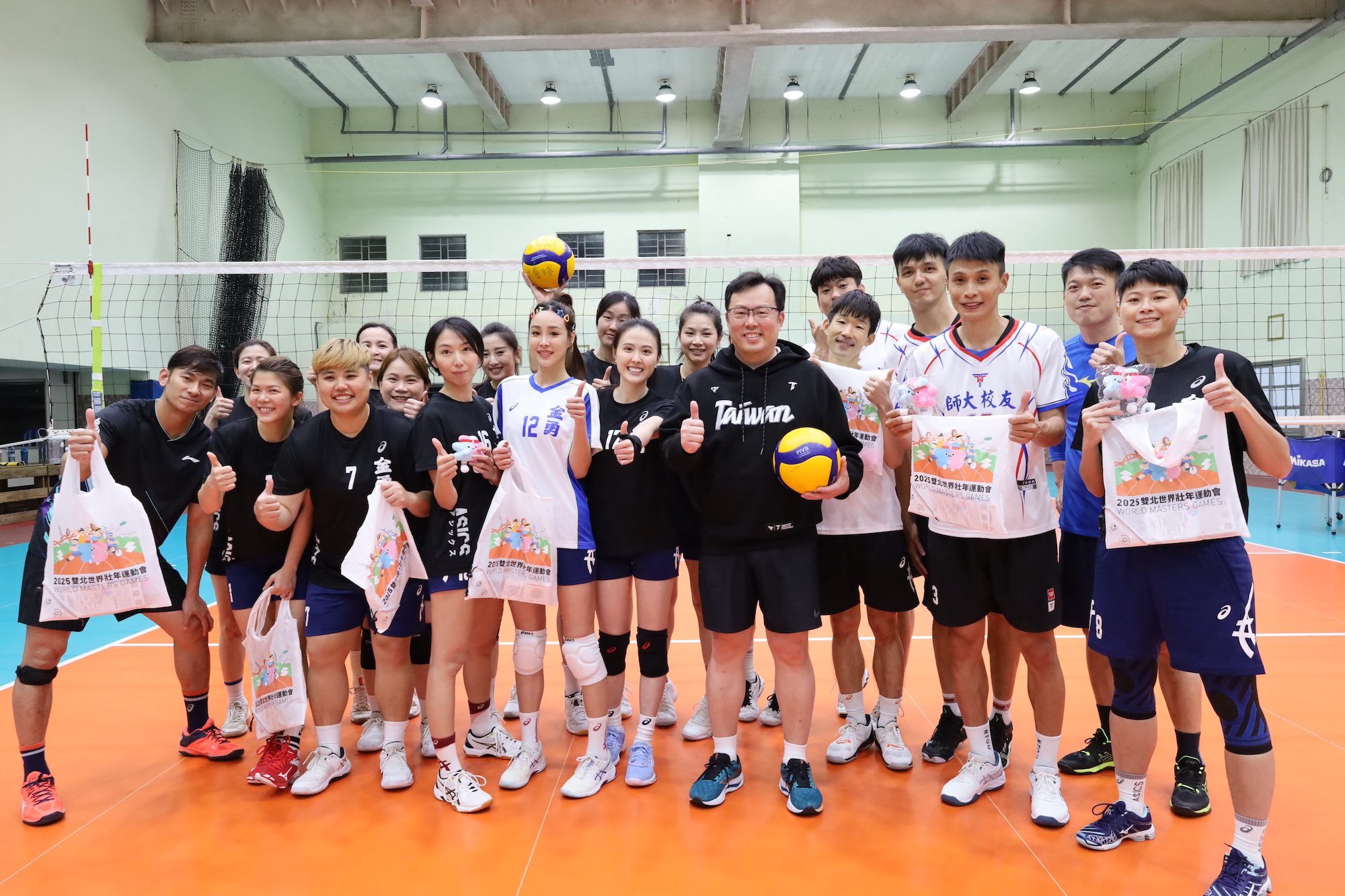 (圖)Sports Administration Director-General Cheng Shih-chung affirmed the enthusiastic training of volleyball teams for the World Masters Games and presented them with Games souvenirs, exhorting them to enjoy participation in the games to the full.