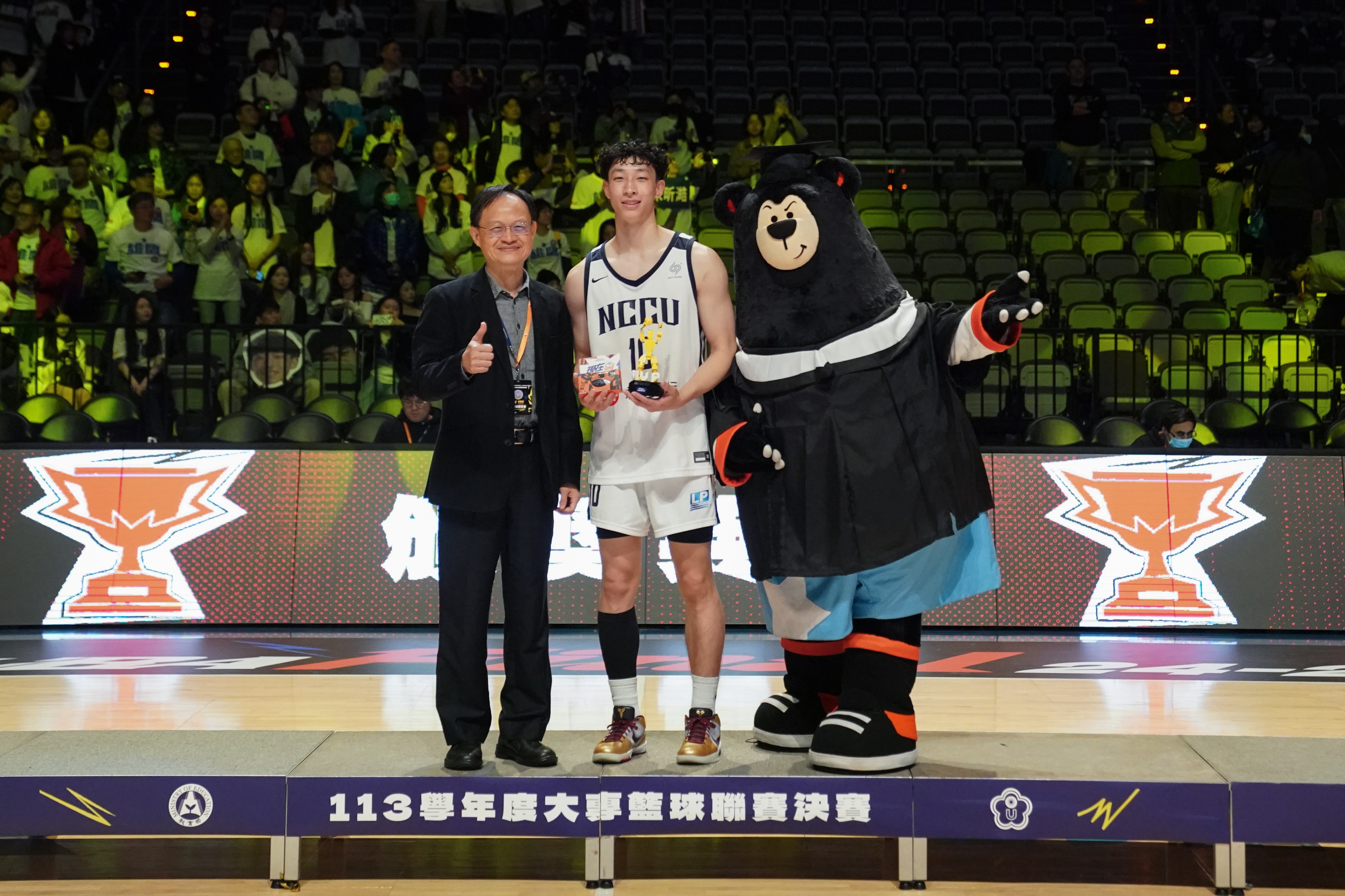 (圖)Sung Hsin-hao (center) of National Chengchi University was named MVP in the 2024 University Basketball Association in Taiwan Open A League men’s group.