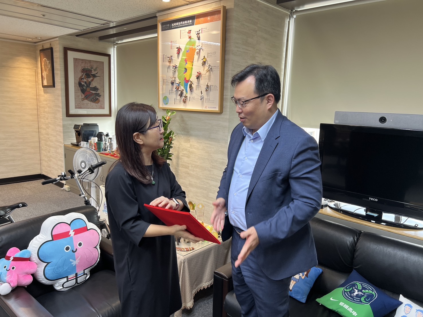 (圖)On behalf of President Lai, SA Director-General Cheng Shih-Chung (right), presented a congratulatory message to Chairperson Lin Yi-hua (pictured left) of the 2025 Taipei-New Taipei Masters Games Executive Committee, and extended best wishes for the World Masters Games 2025 Taipei & New Taipei City, hoping it will be a complete success.