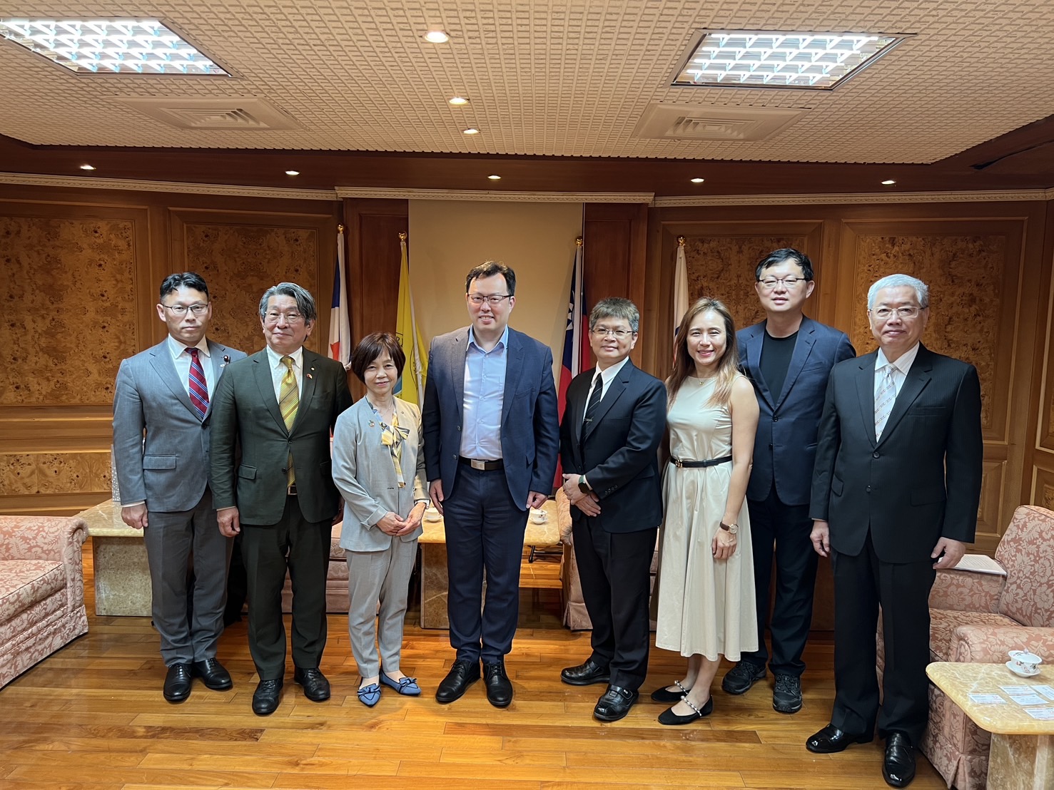 (圖)Nagoya City Deputy Mayor Sugino (third from left) and five other foreign guests visited the Sports Administration, where they were received by SA Director-General Cheng Shih-chung (fifth from the right) and Deputy Director-General Fang Jui-wen (fourth from right).