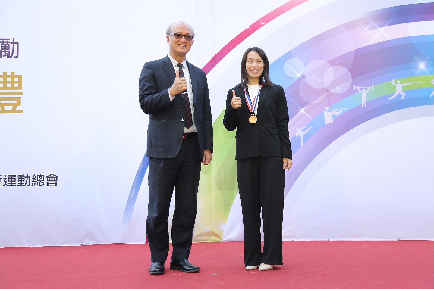 (圖)Administrative Deputy Minister Lin Teng-Chiao presents a medal to Olympic gold medalist weightlifter Kuo Hsing-chun at the 2021 Guo Guang Athletic Medal and Sports Science Research Award Presentation Ceremony