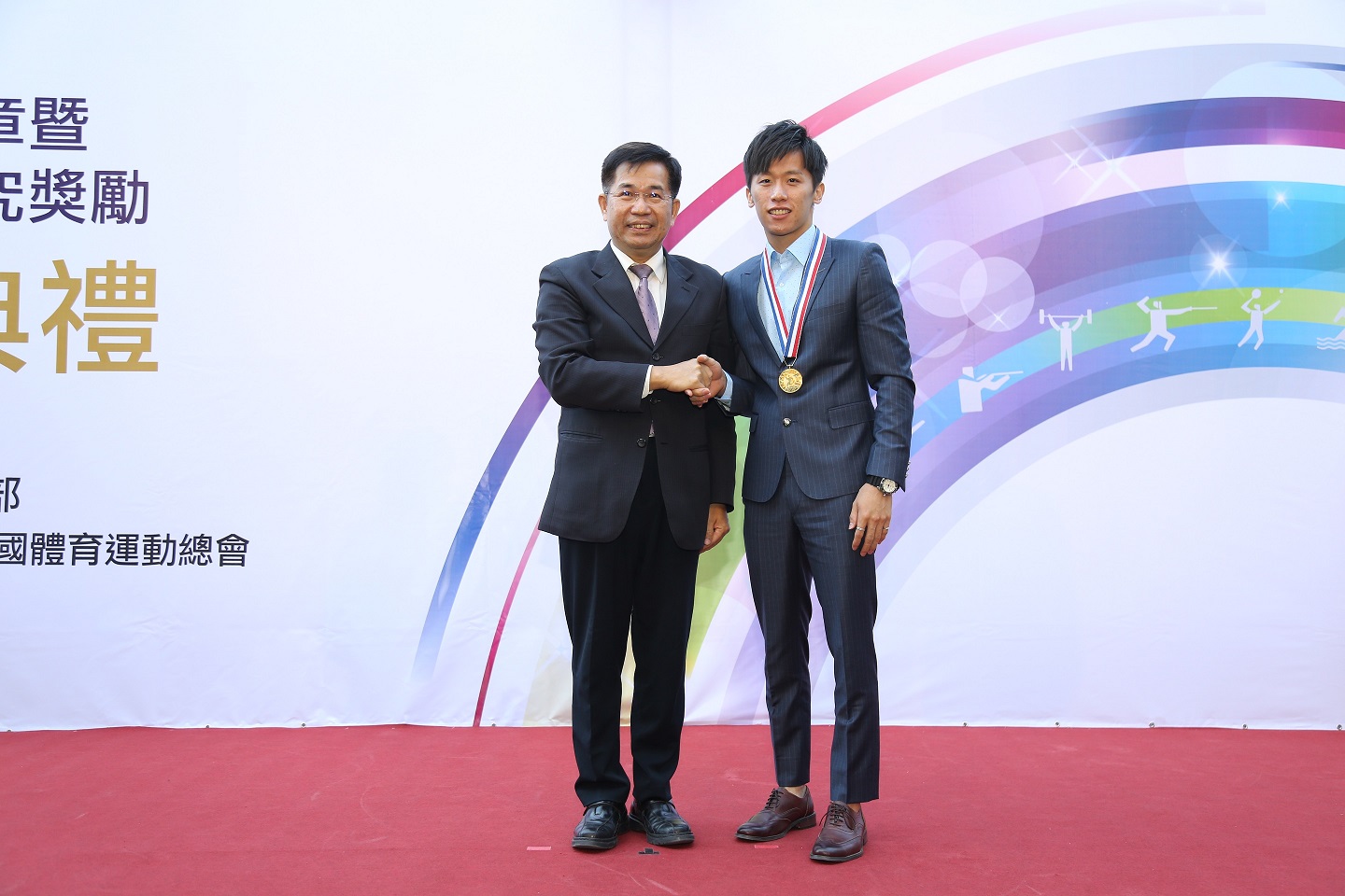 (圖)Minister of Education Pan Wen-chung presents a medal to Olympic silver medalist gymnast Lee Chih-kai at the 2021 Guo Guang Athletic Medal and Sports Science Research Award Presentation Ceremony