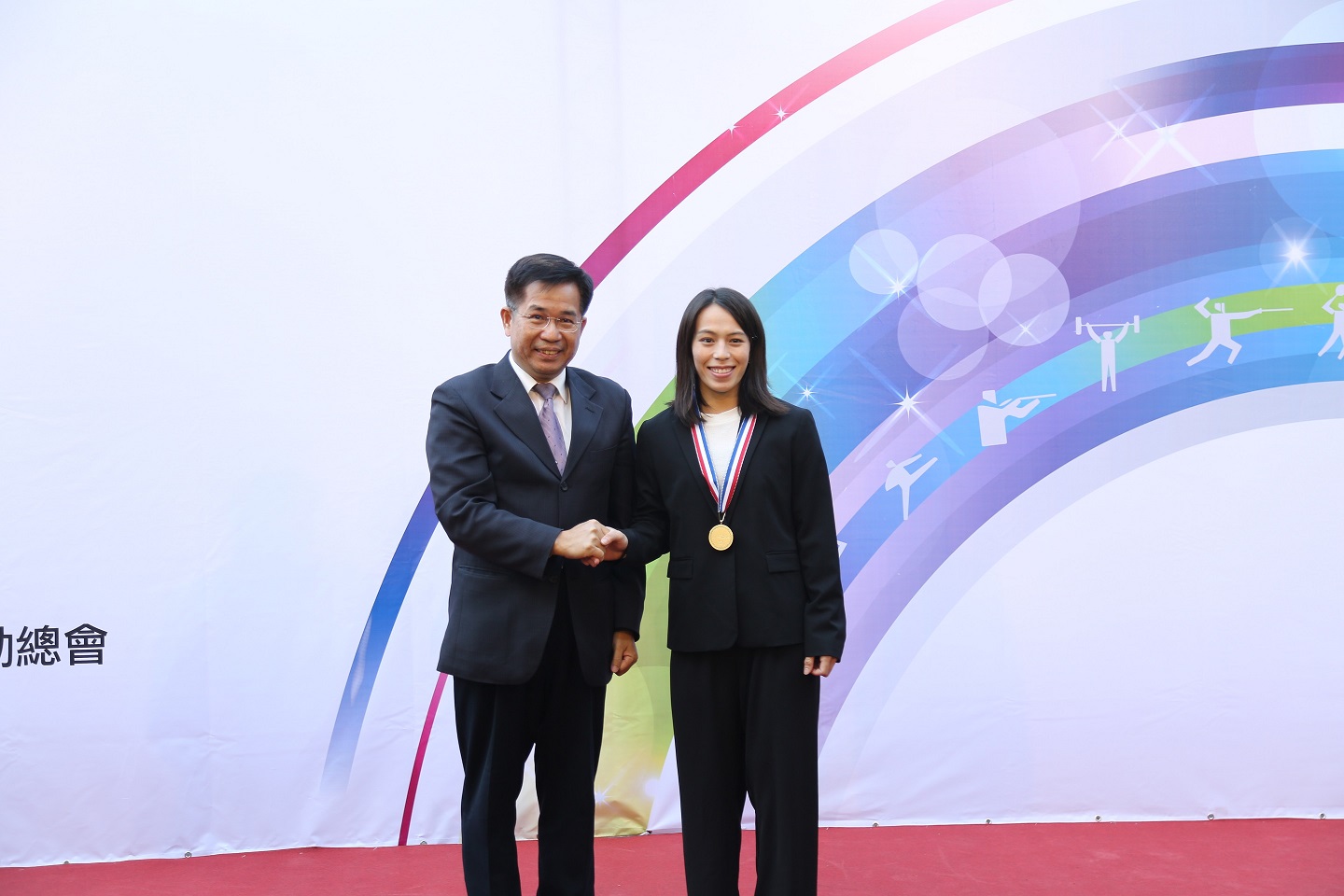 (圖)Minister of Education Pan Wen-chung presents a medal to Olympic gold medalist weightlifter Kuo Hsing-chun at the 2021 Guo Guang Athletic Medal and Sports Science Research Award Presentation Ceremony