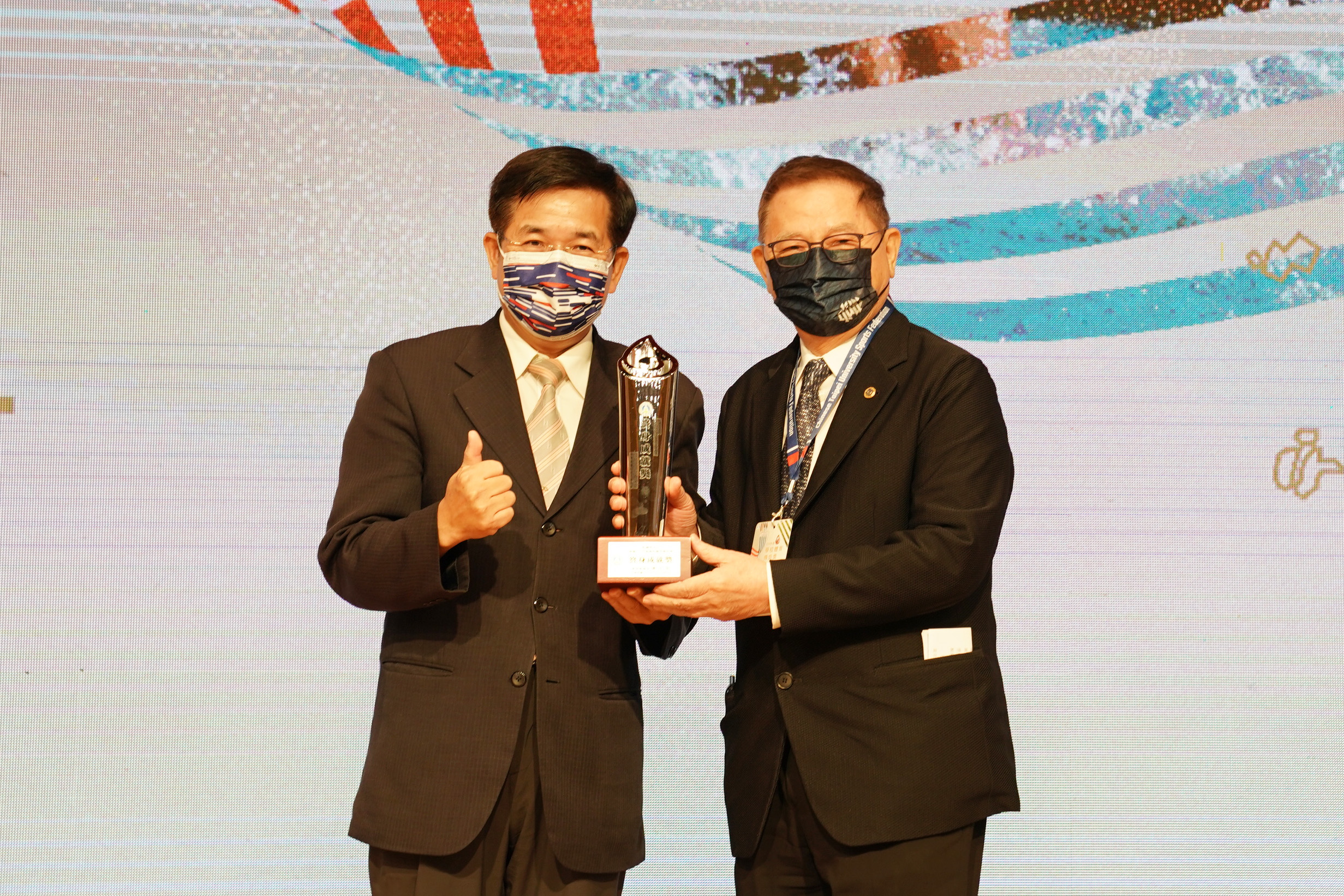 (圖)(附件照片2)1111018-1-Tom Cheng-Hao Peng pictured with Minister of Education Wen-Chung Pan in 2022 School Sports Beacon of Excellence Awards.