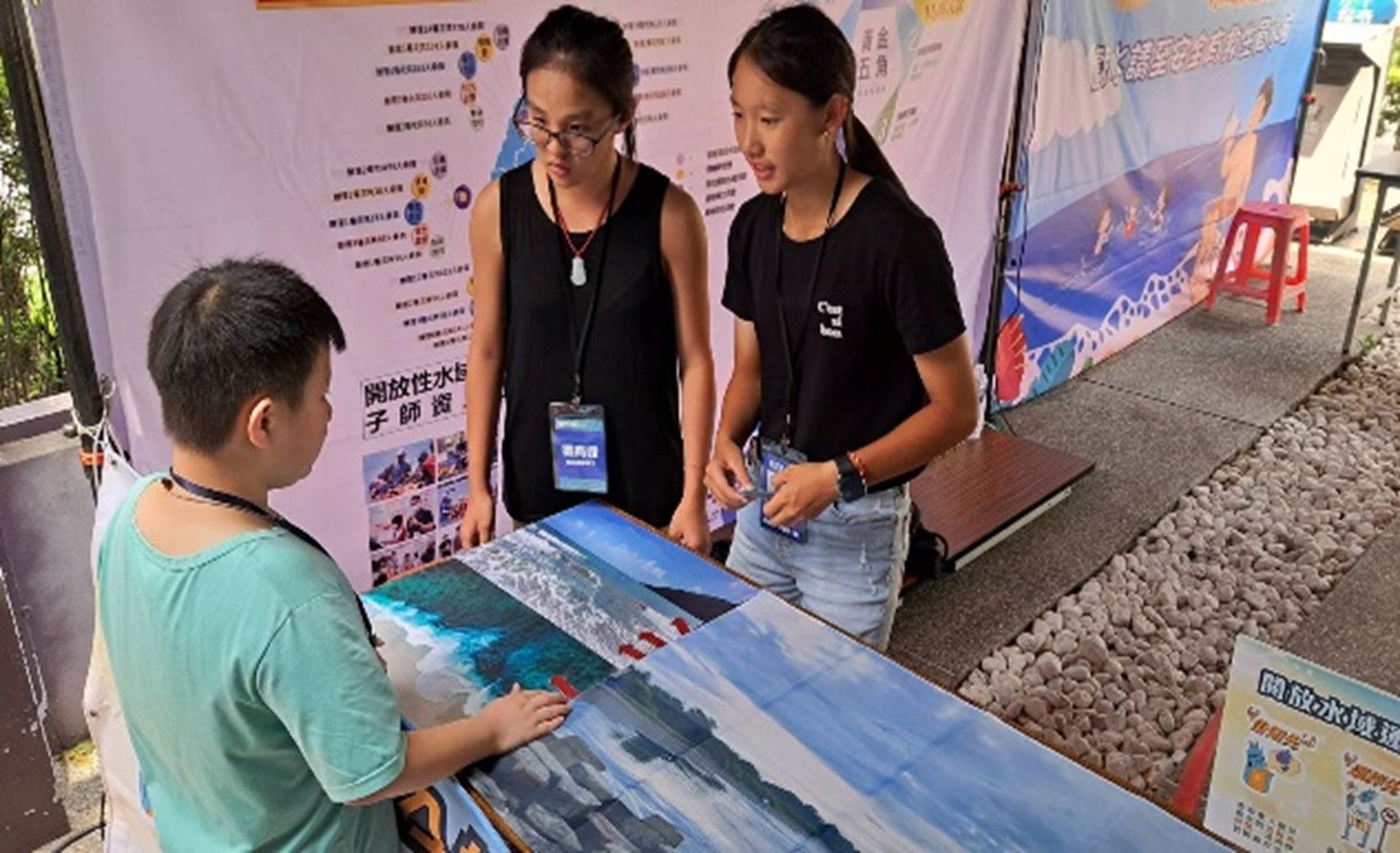 (圖)People were taught how to judge the locations rip currents may occur at the Water Safety Carnival held by the SA in Taichung on July 12, 2023.
