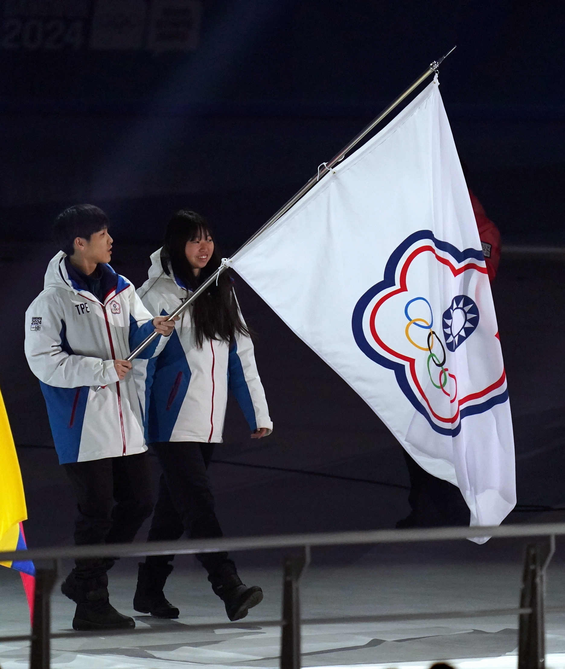 (圖)(附件照片1)1130205-1-Taiwan’s female luger Tai Wei-chen and male ice hockey player Wu Kai-zhen carry the flag into the arena at the Gangwon 2024  Winter Youth Olympic Games.