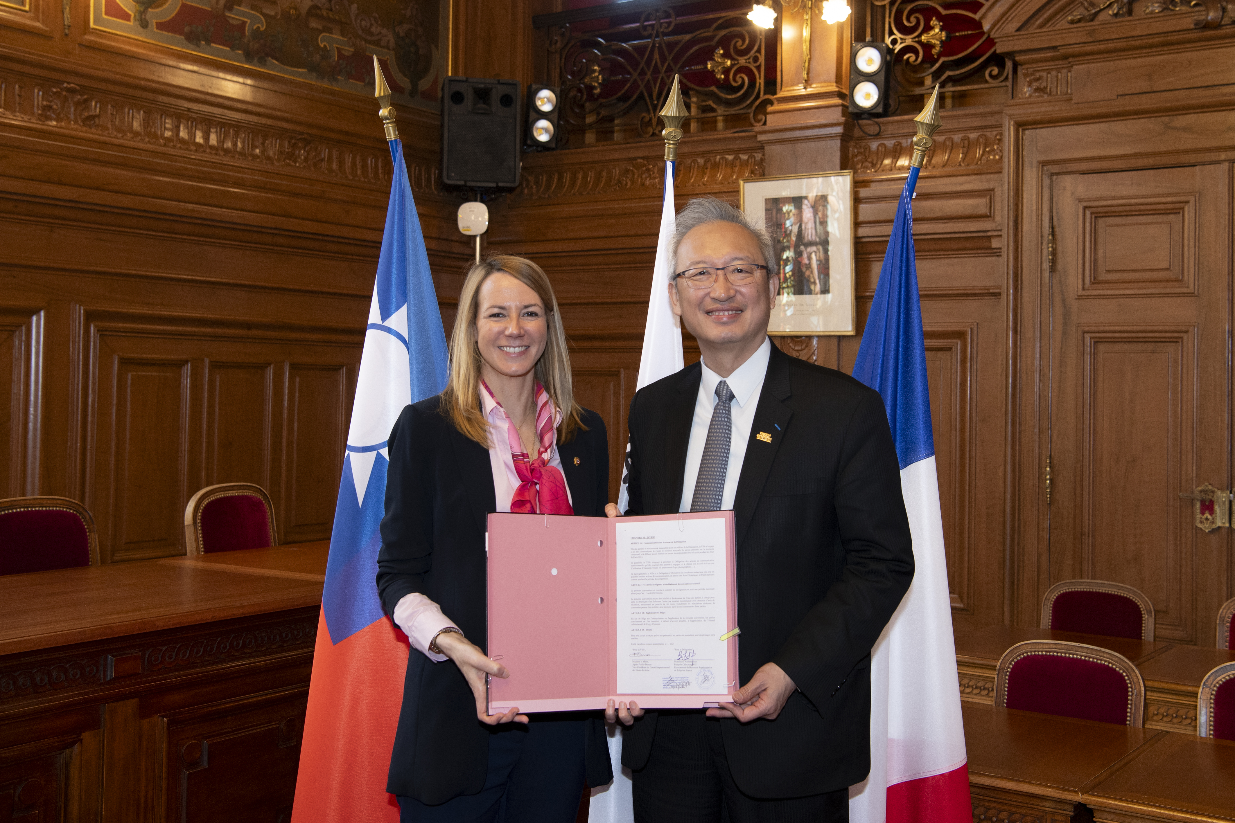 (圖)Representative Wu Chih-chung of the Taipei Representative Office in France (right) and Mayor Agnès POTTIER-DUMAS of Levallois formally signed the lease contract.