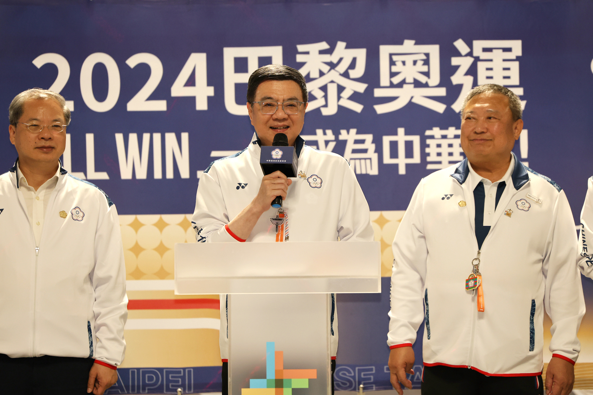 (圖)Taiwan’s Paris Olympic delegation is successively heading to France. Premier Cho Jung-tai (center) personally saw them off and gave them his best wishes.