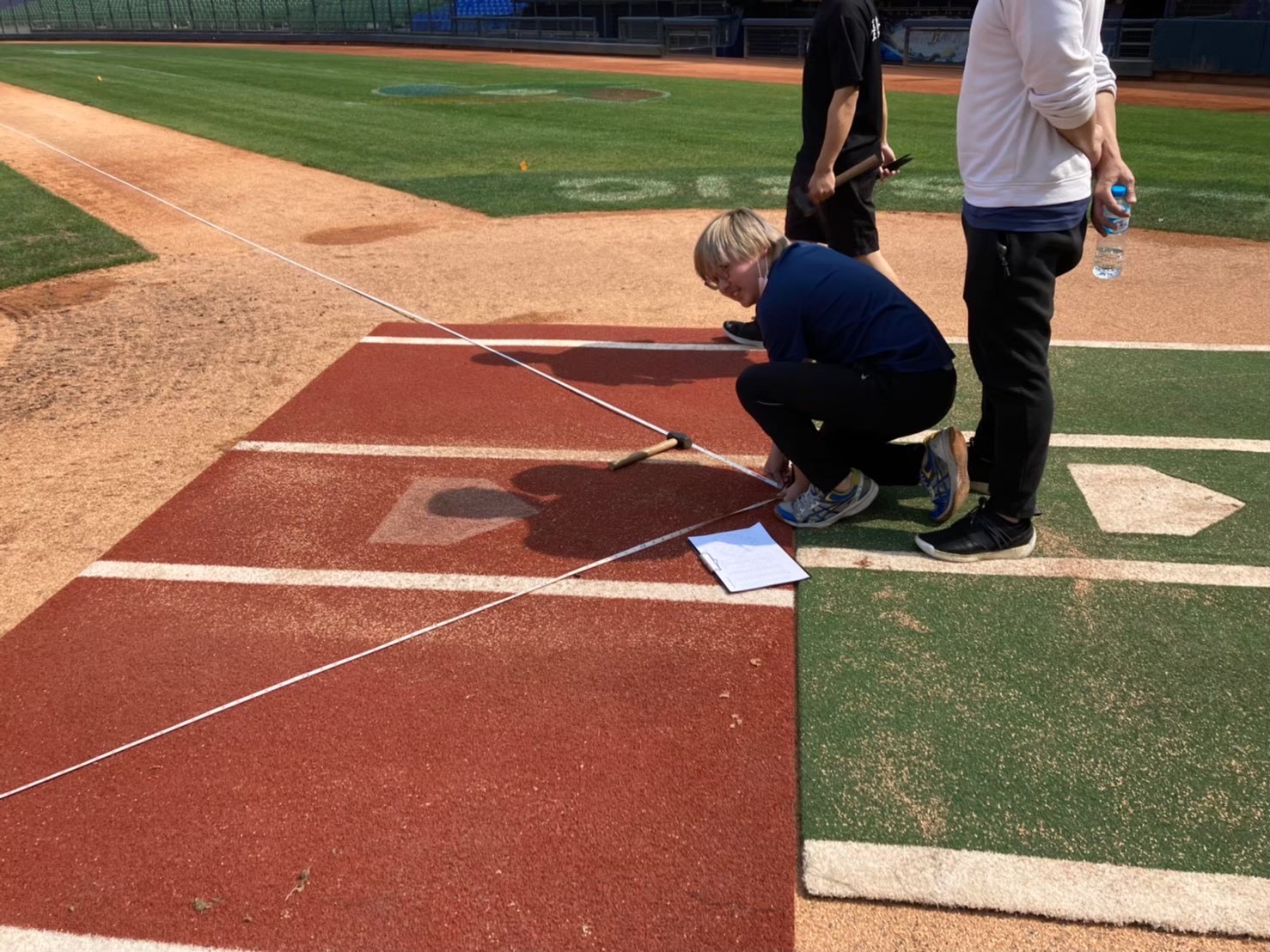(圖)Measuring the field during an onsite visit to Taichung-Intercontinental Baseball Stadium.
