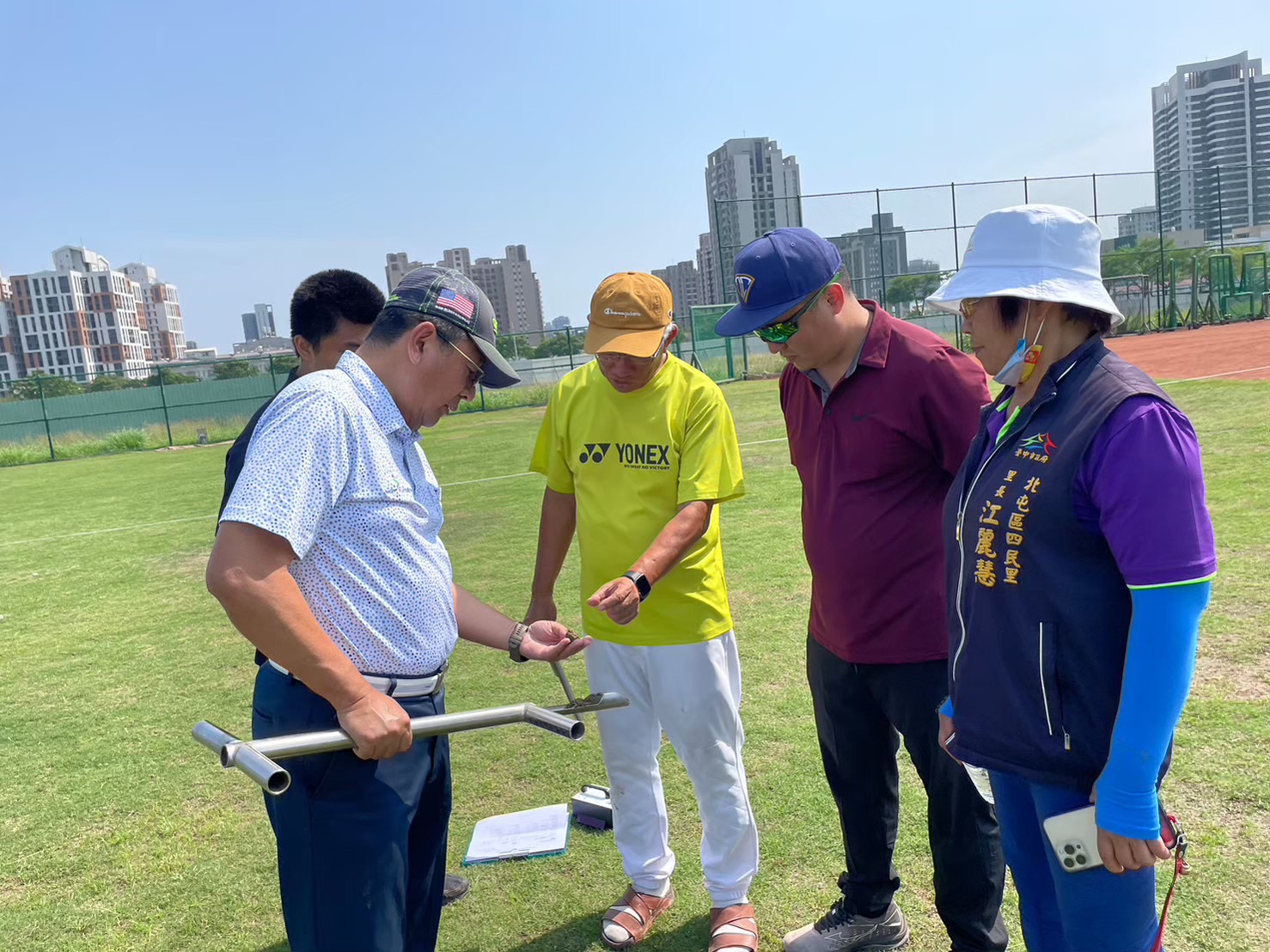 (圖)Inspection of turf and soil during an onsite visit.