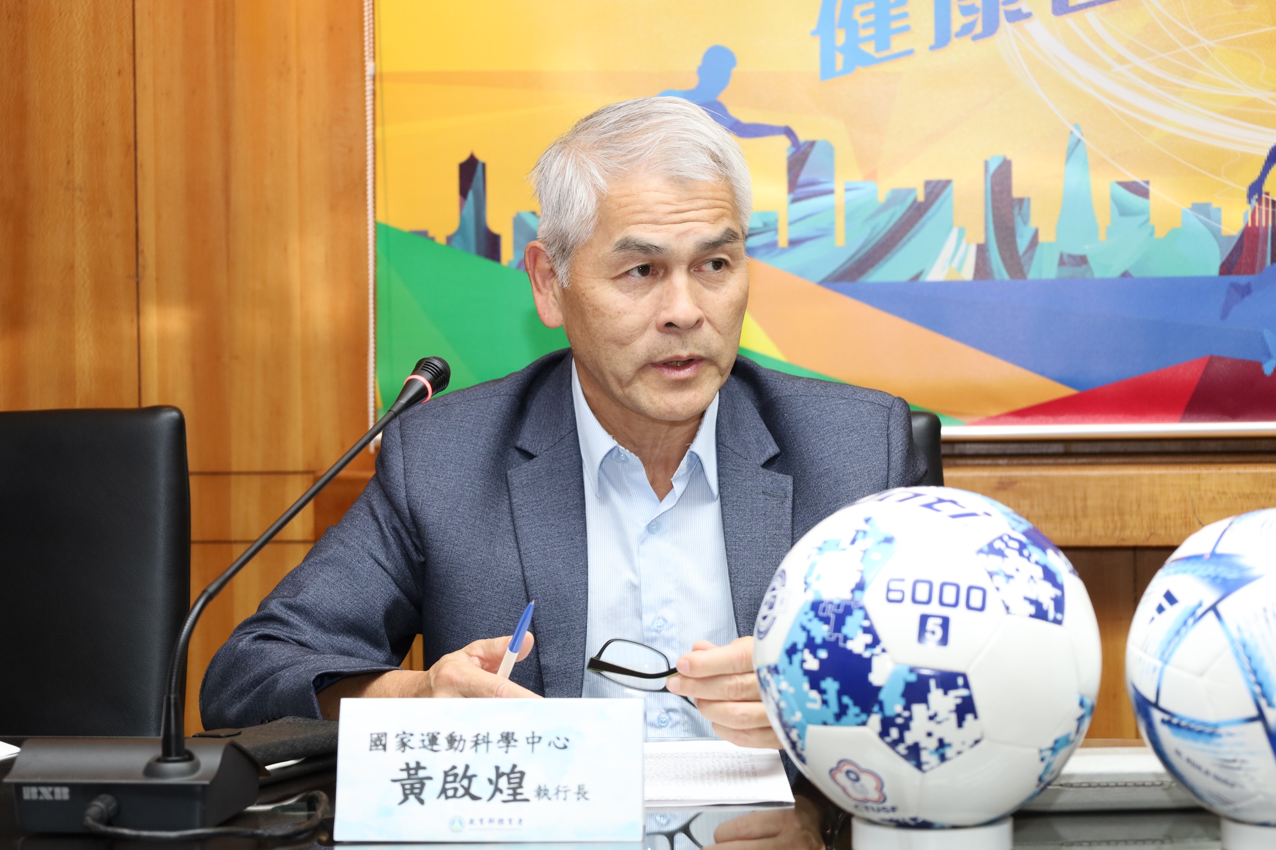 (圖)Many countries have introduced sports guidelines for children and adolescents for heading the ball, prohibiting children under 6 years old from heading and recommend the use of balloons or foam balls for children aged 9-12.