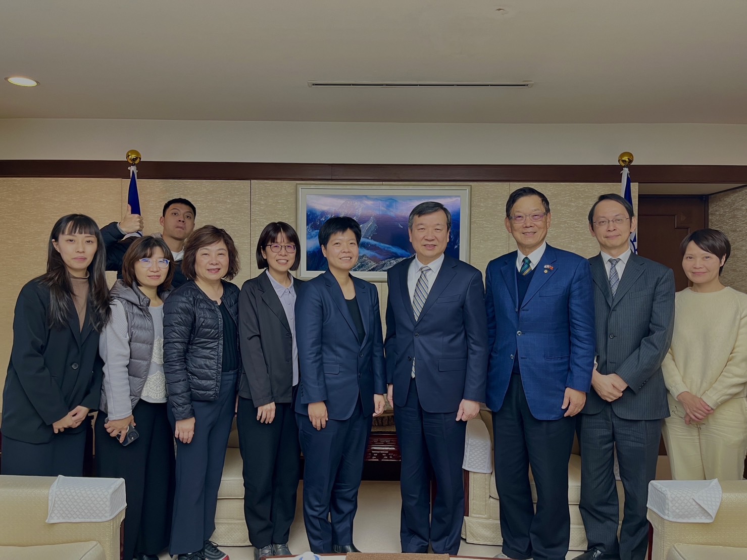 (圖)The SA also paid a special visit to the Taipei Economic and Cultural Representative Office in Japan where the visitors were personally greeted by Representative Lee Yi-yang (4th from right).